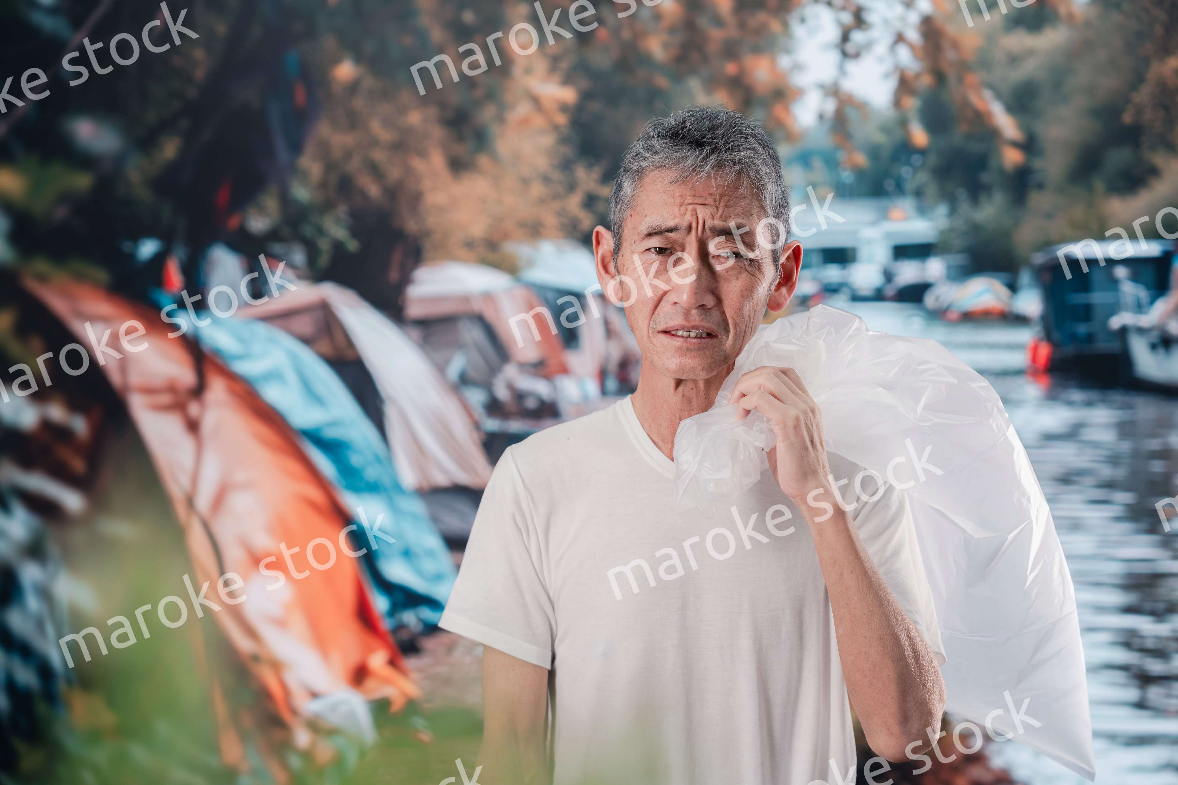 ゴミ拾いをするホームレスの男性