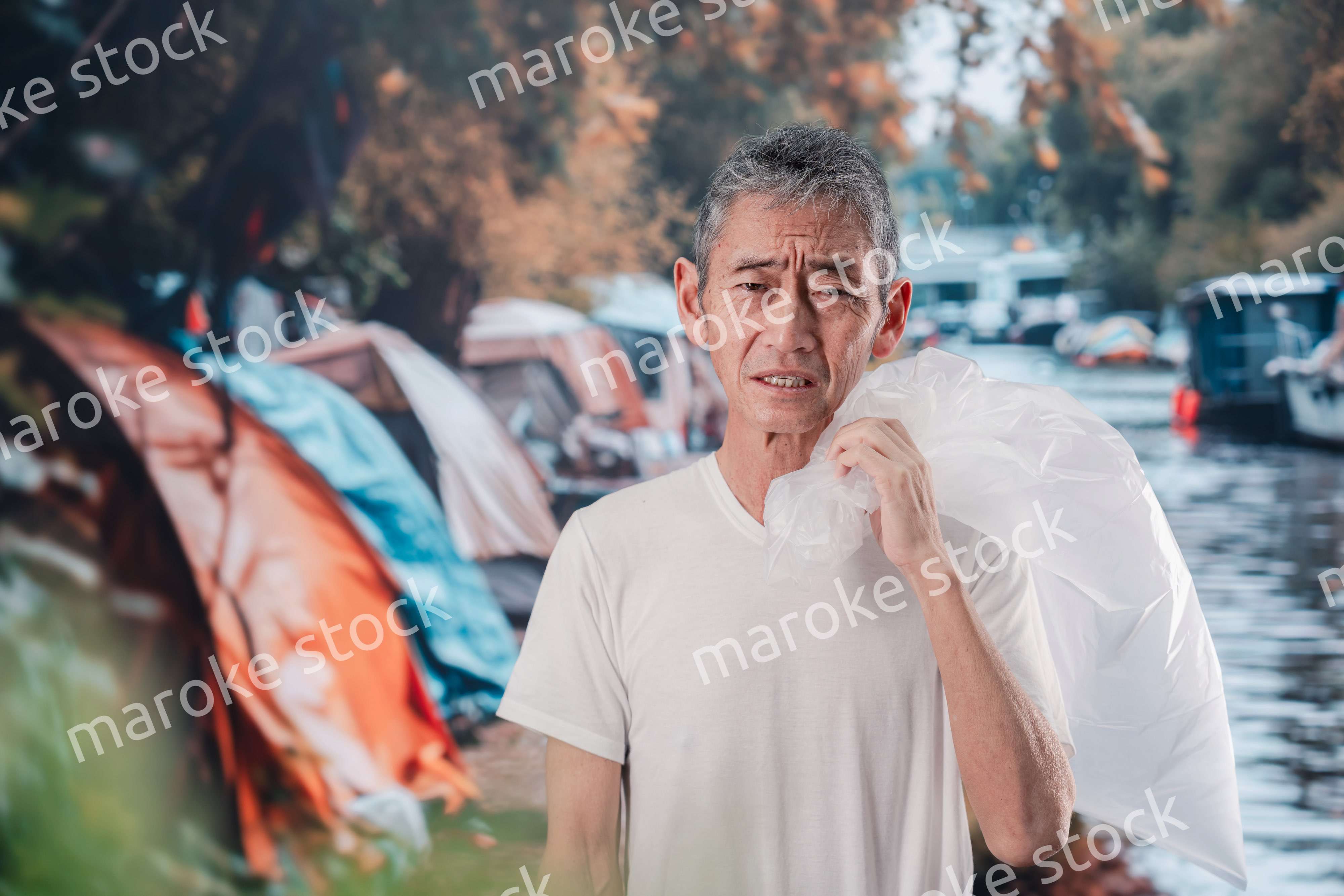 ゴミ拾いをするホームレスの男性