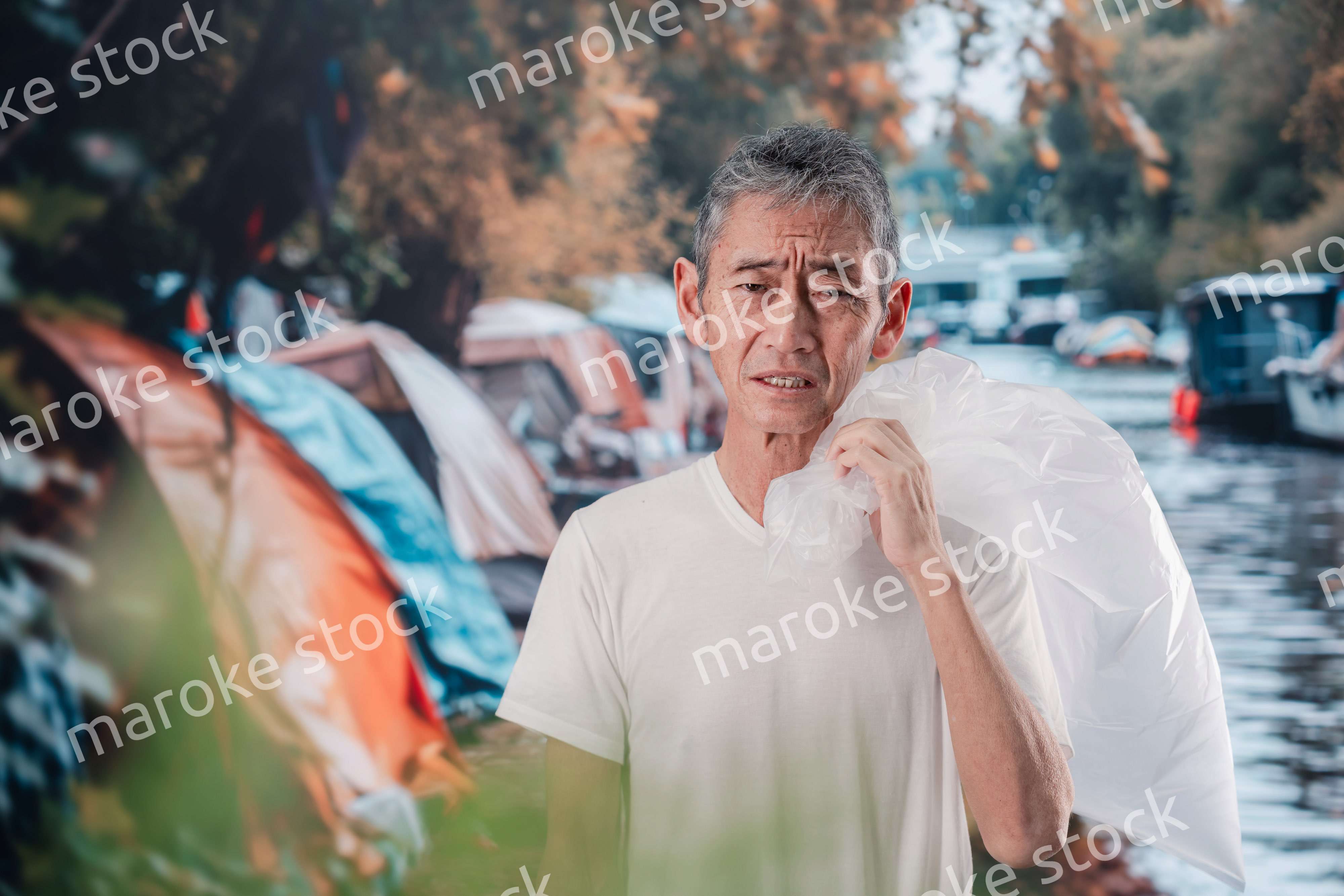 ゴミ拾いをするホームレスの男性