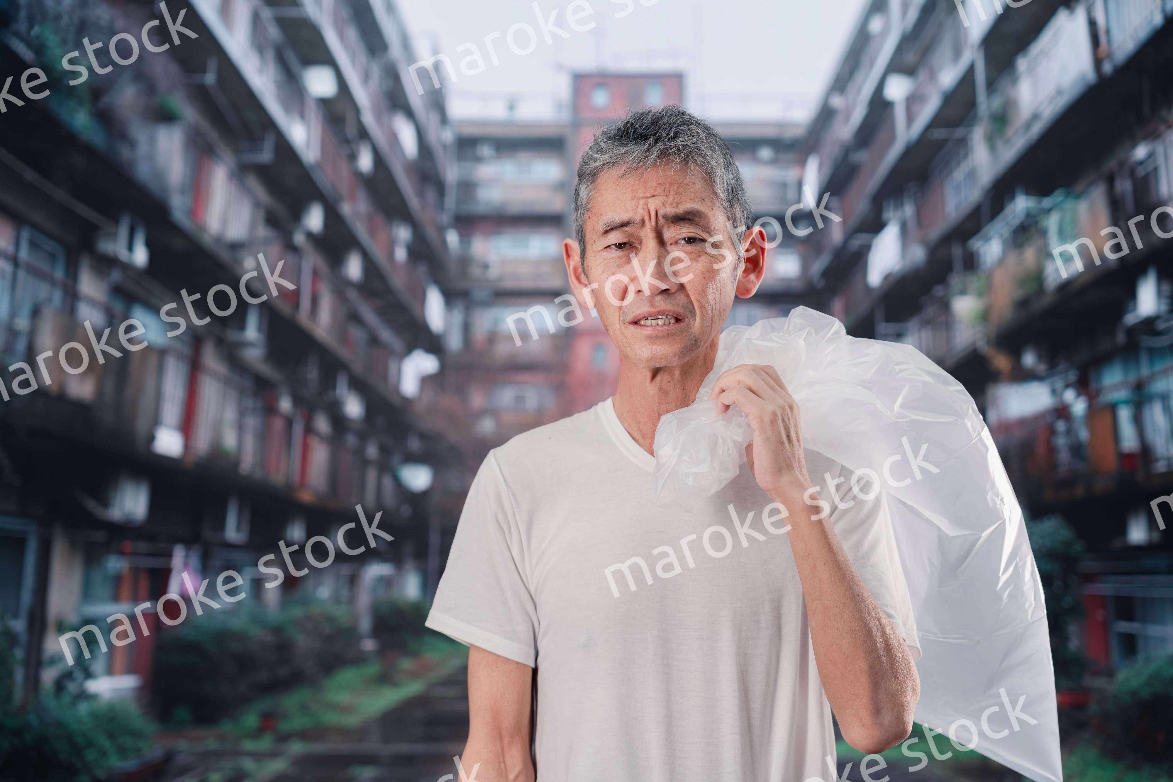 ゴミ拾いをするホームレスの男性