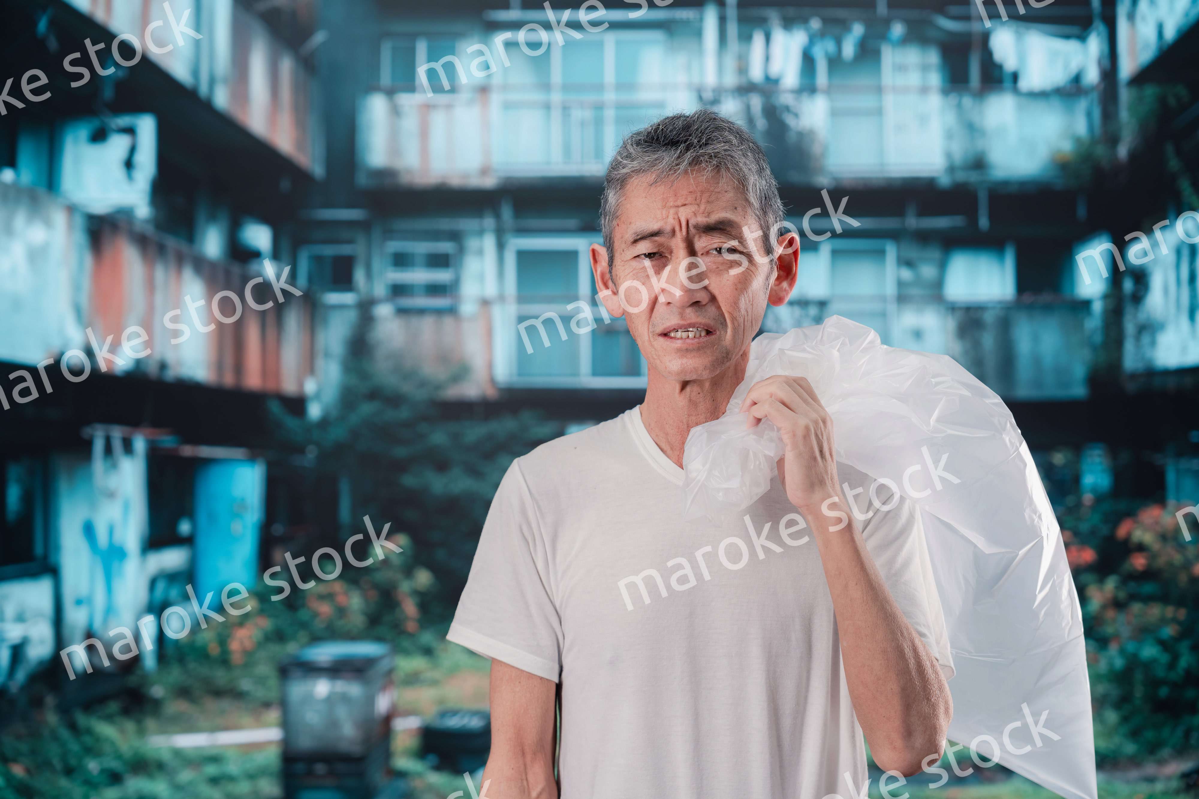 ゴミ拾いをするホームレスの男性