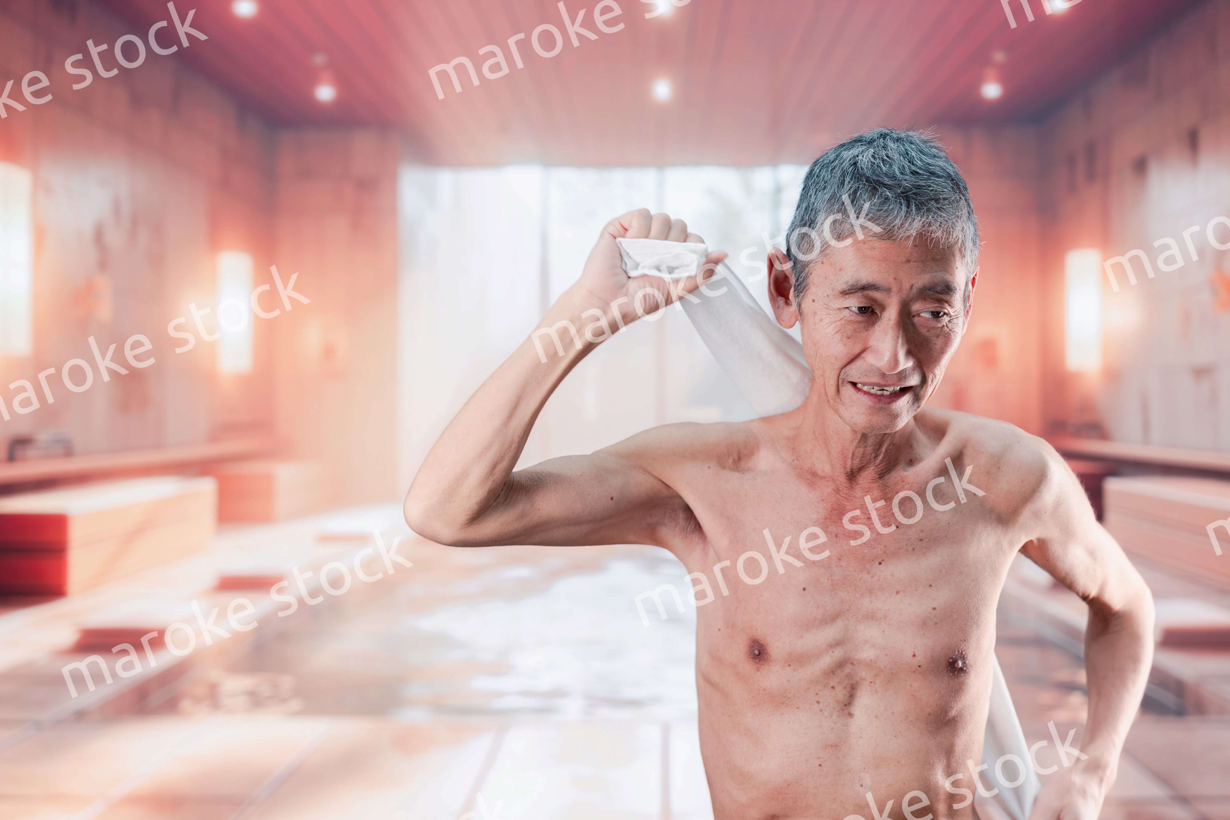 銭湯で体を洗う高齢の男性