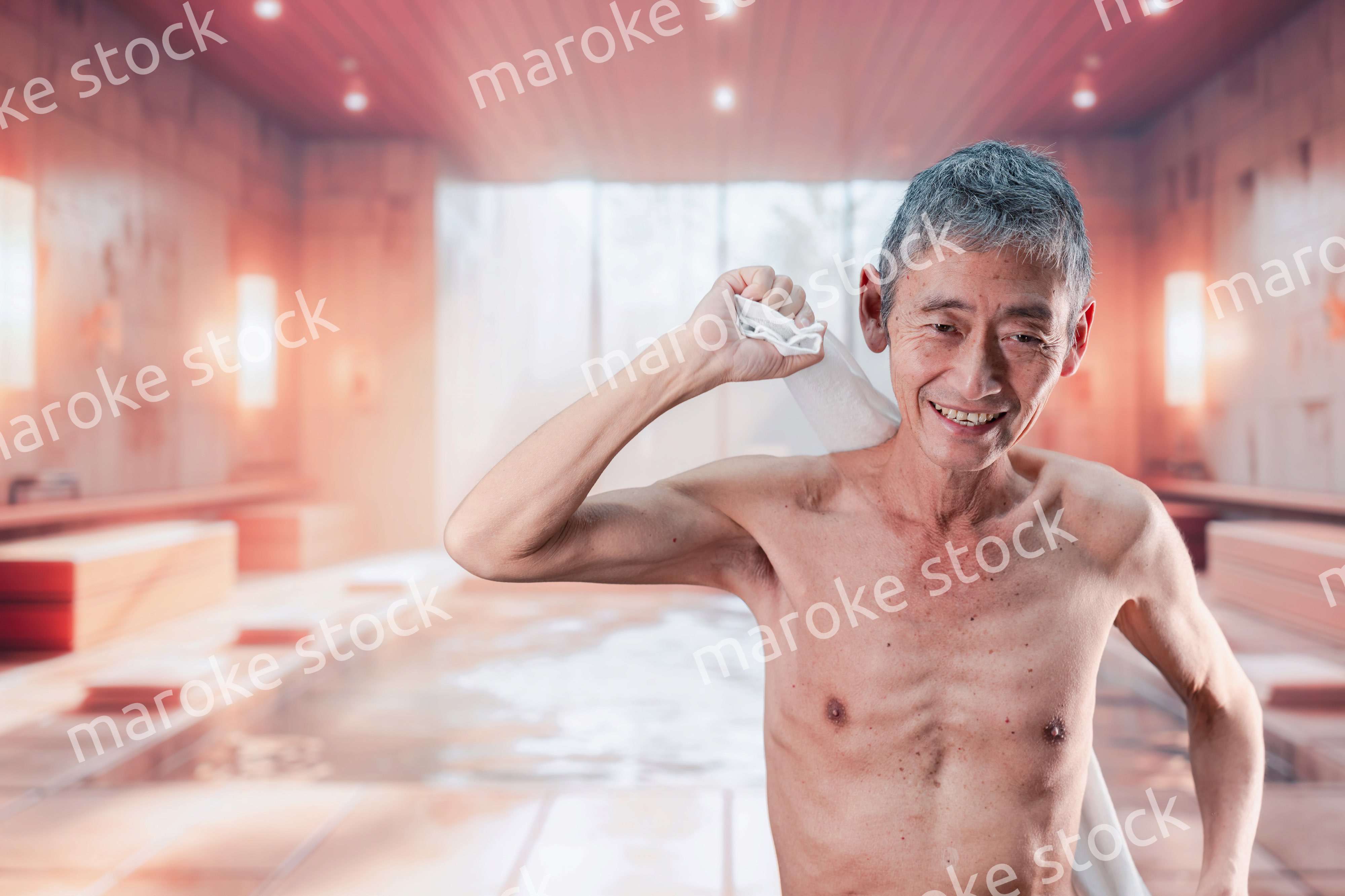 銭湯で体を洗う高齢の男性