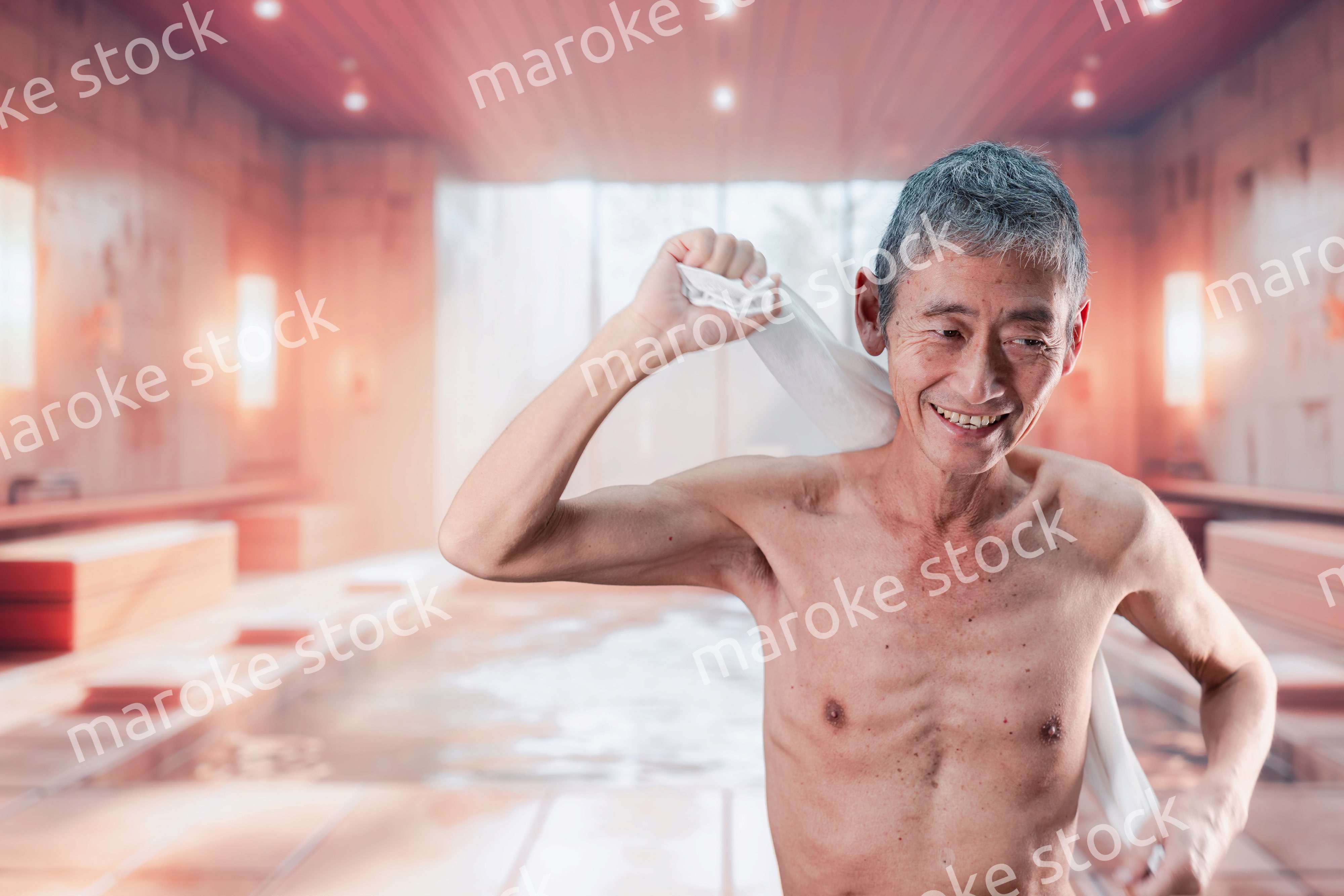 銭湯で体を洗う高齢の男性