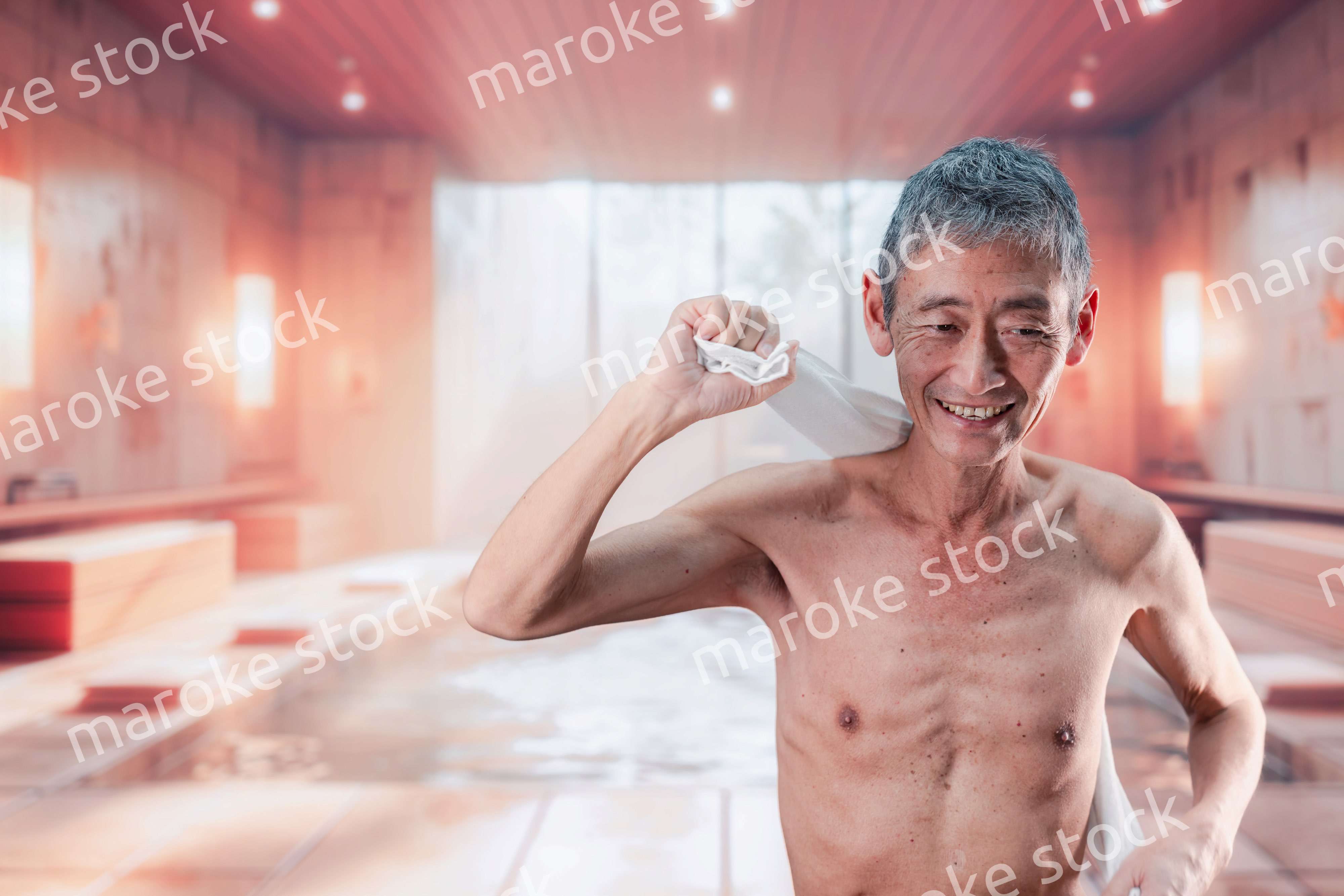 銭湯で体を洗う高齢の男性