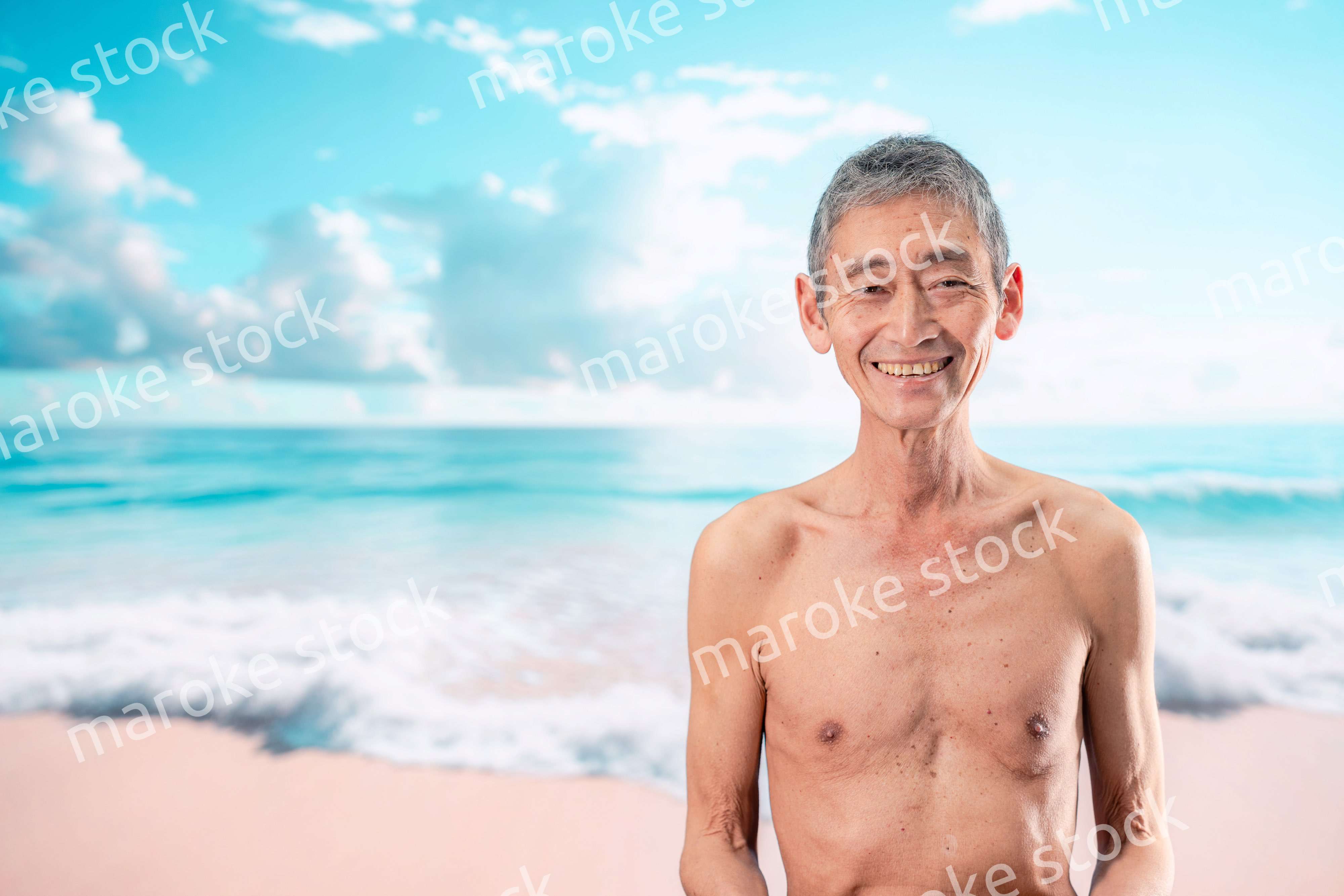 ビーチで楽しく過ごす高齢の男性
