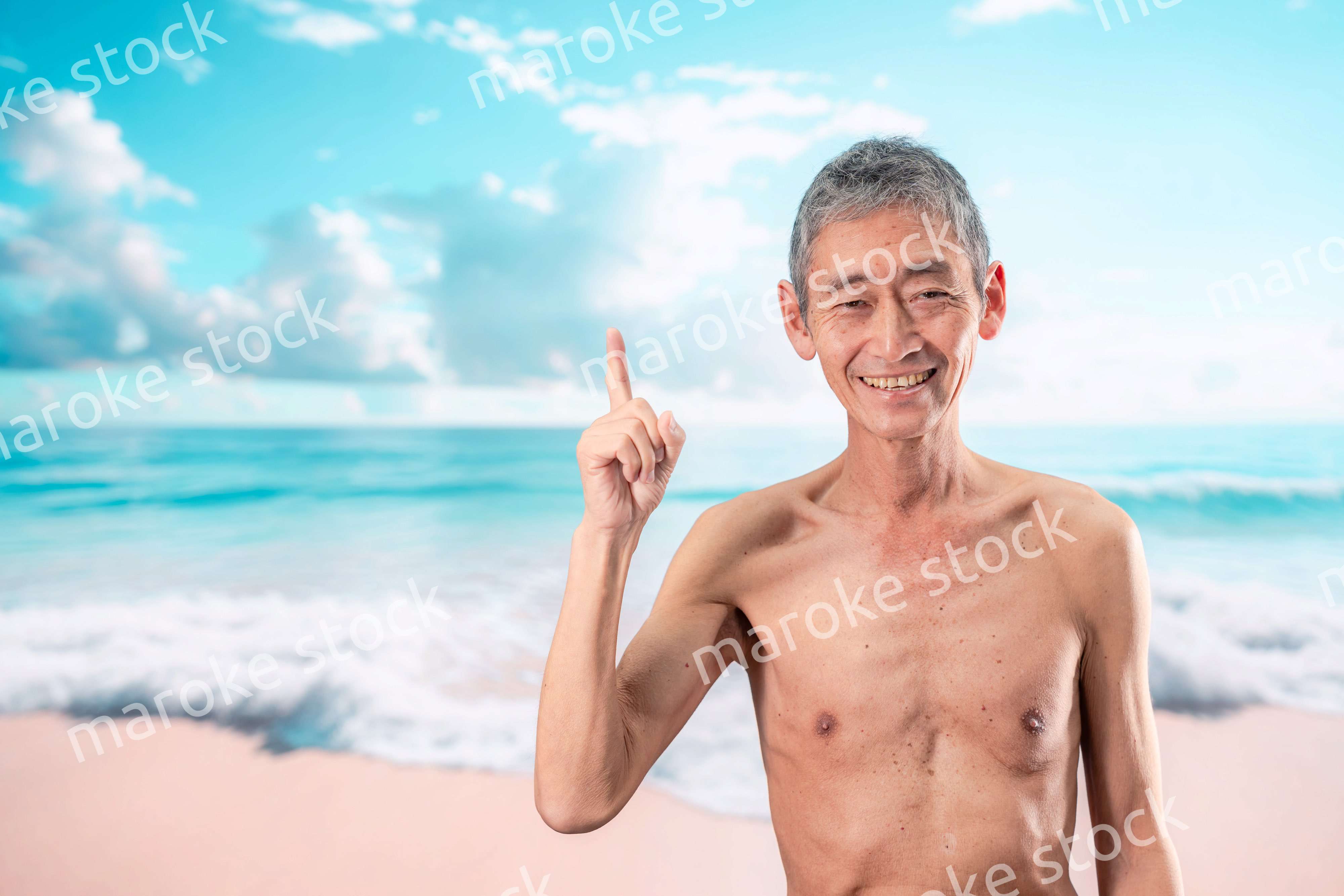 ビーチで楽しく過ごす高齢の男性