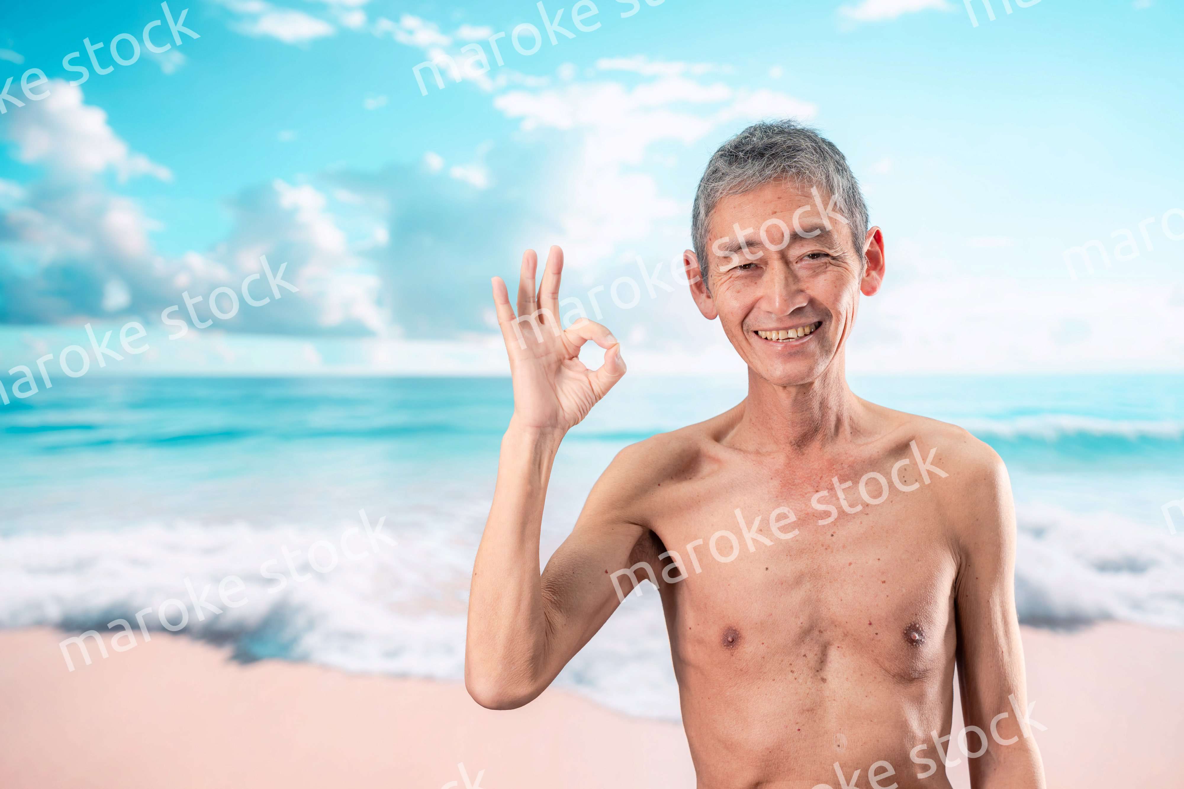 ビーチで楽しく過ごす高齢の男性