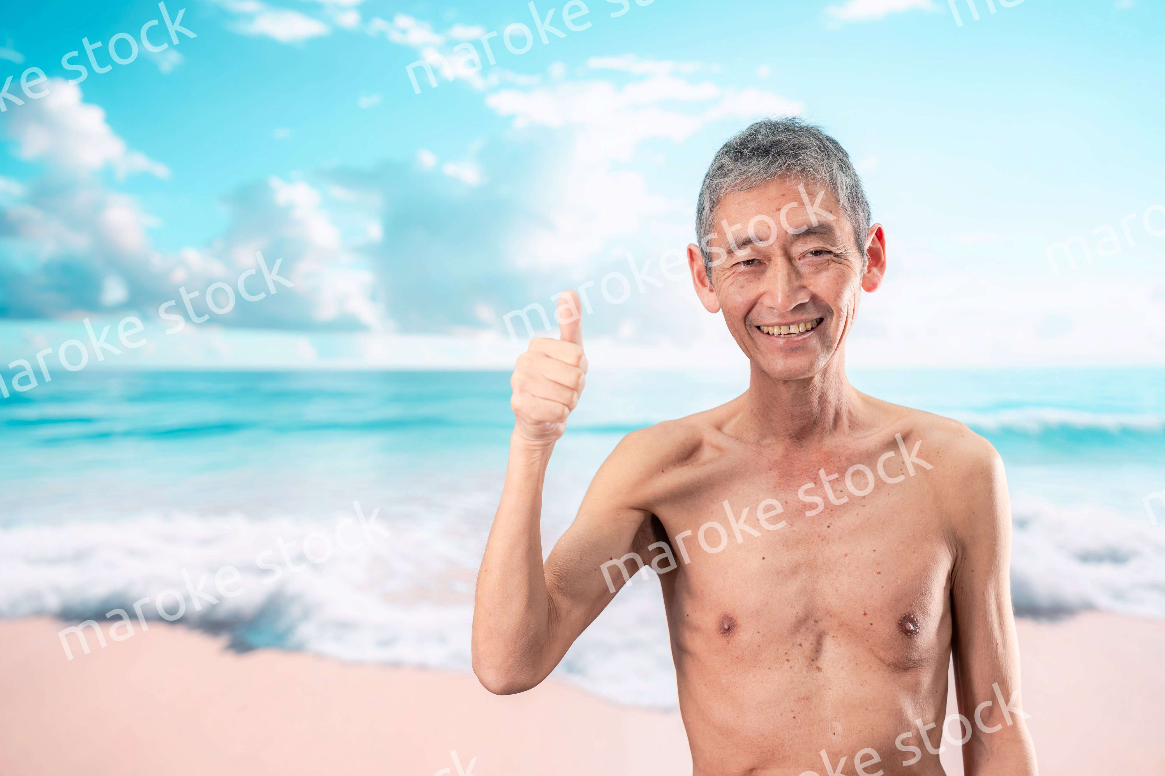 ビーチで楽しく過ごす高齢の男性