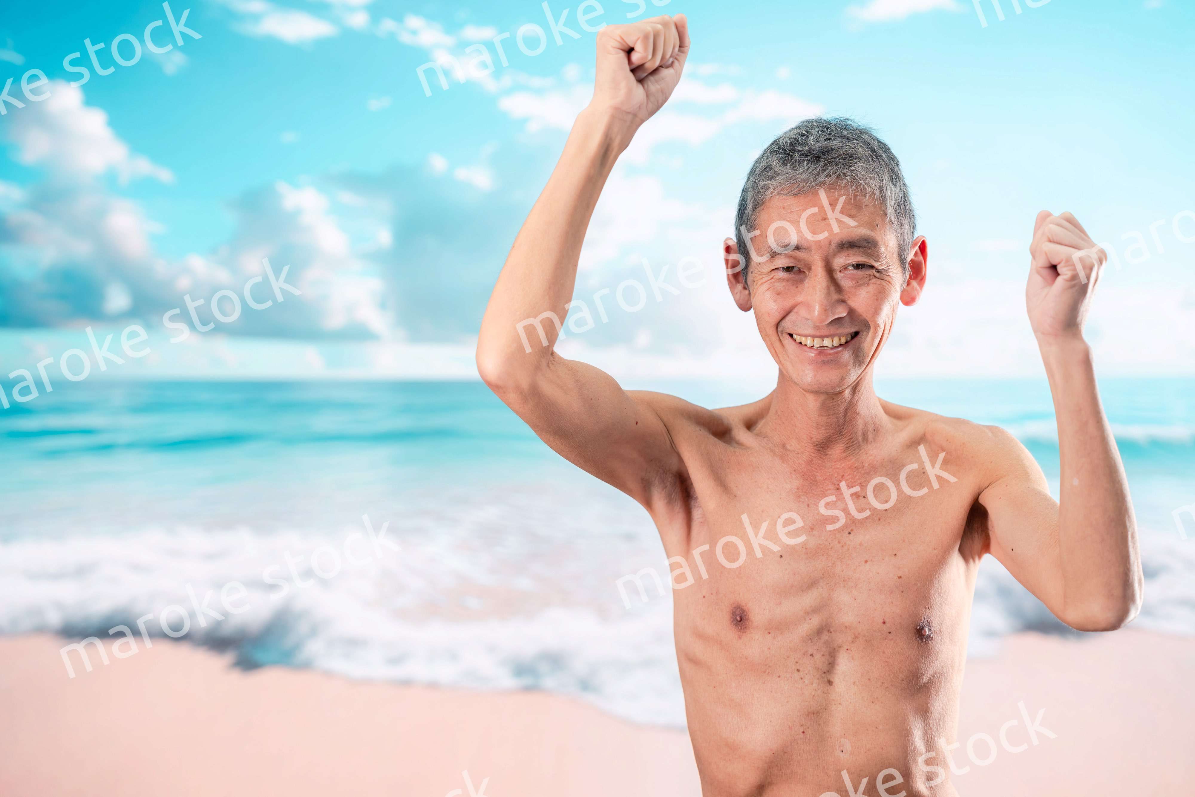 ビーチで楽しく過ごす高齢の男性