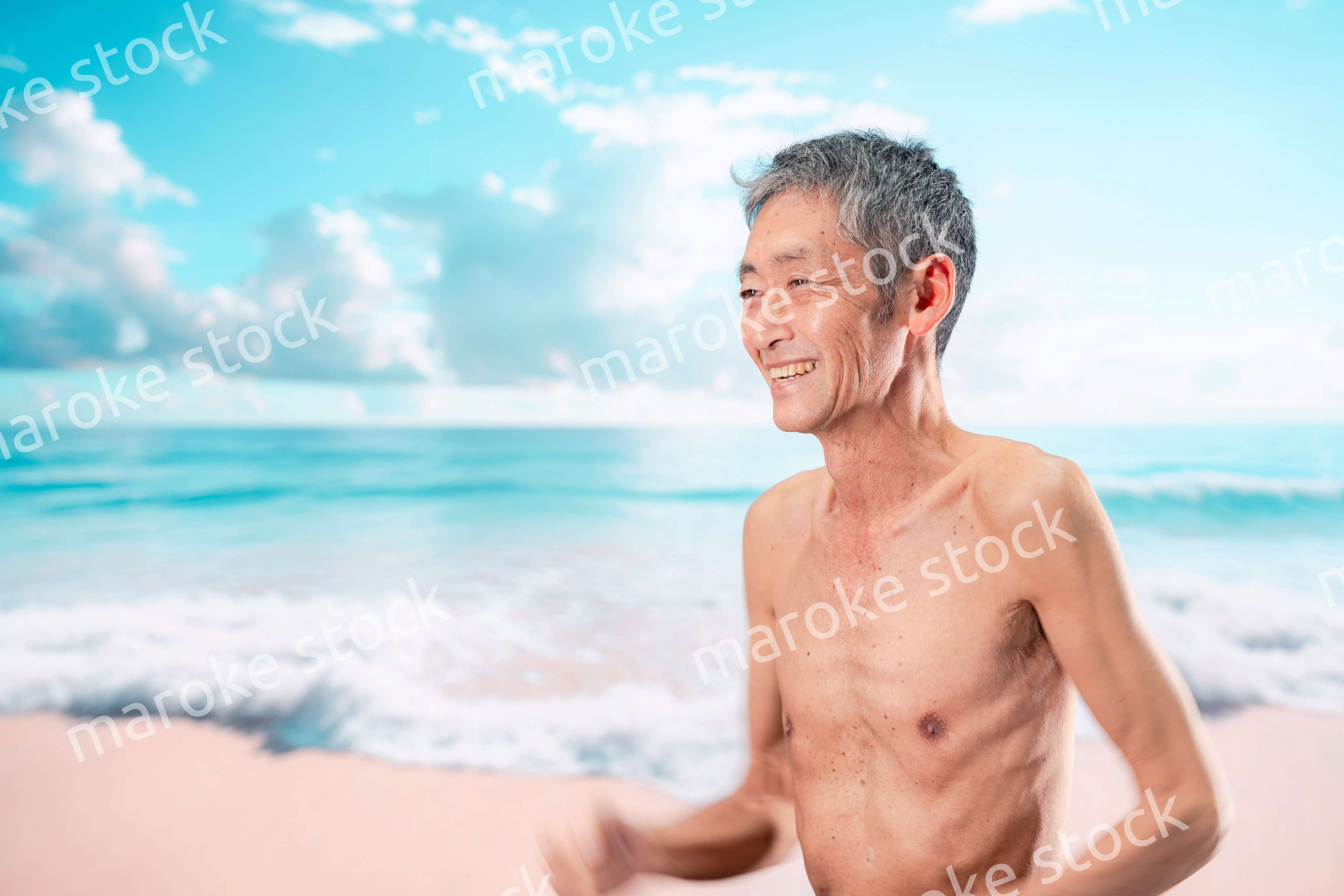 ビーチで楽しく過ごす高齢の男性