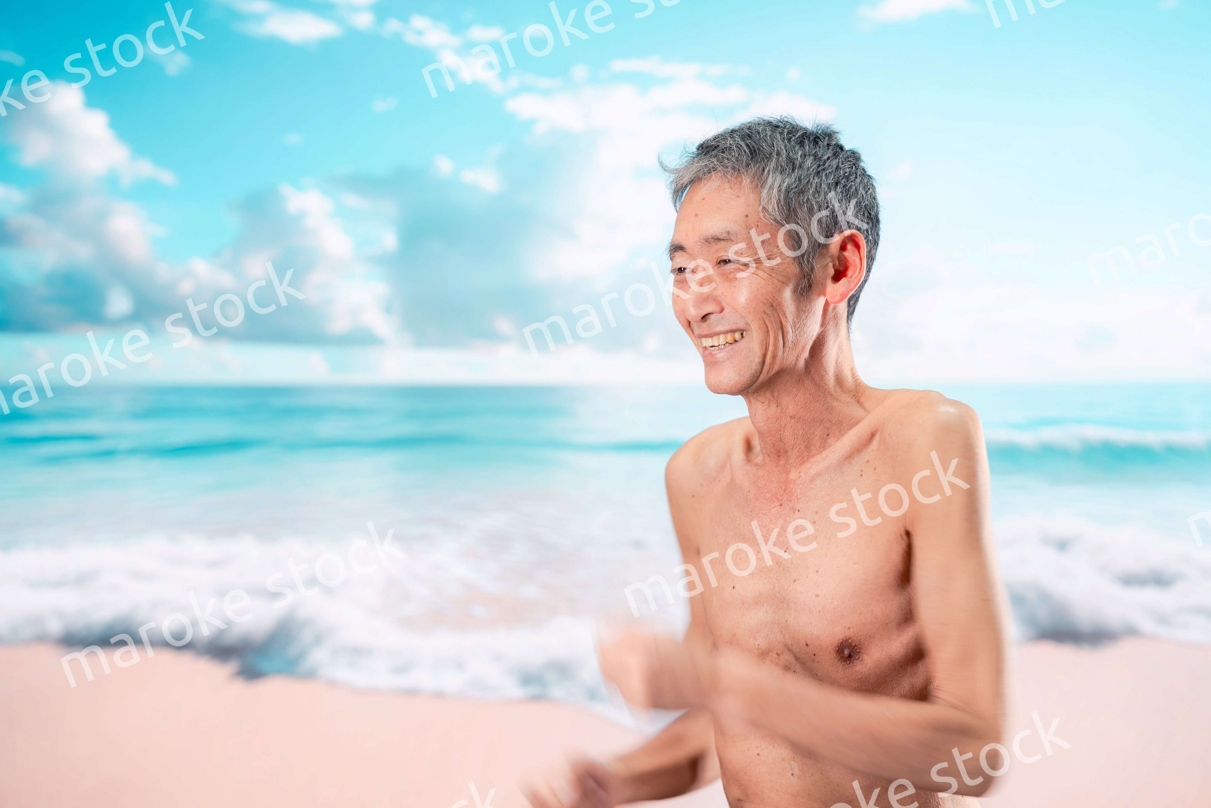 ビーチで楽しく過ごす高齢の男性