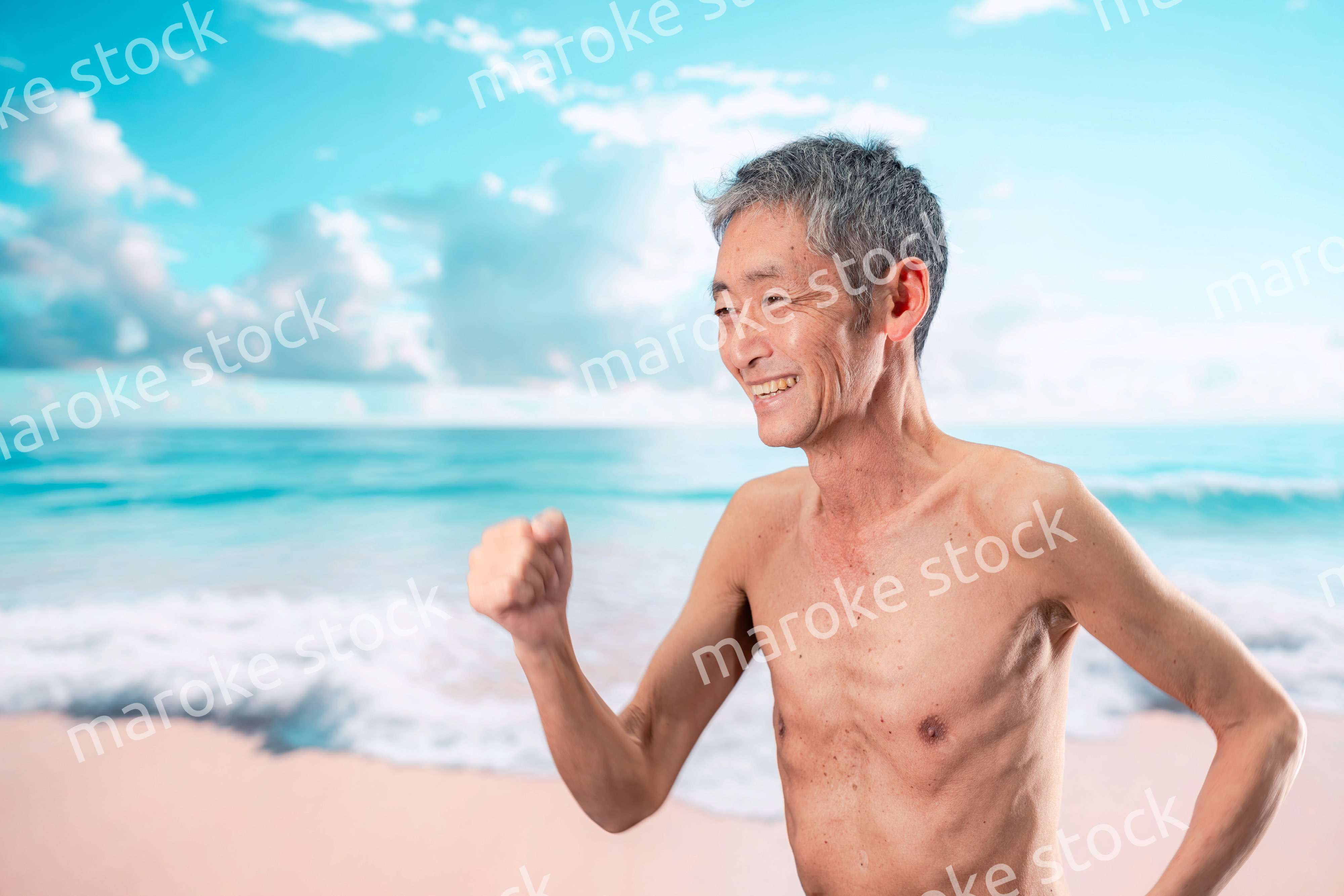 ビーチで楽しく過ごす高齢の男性