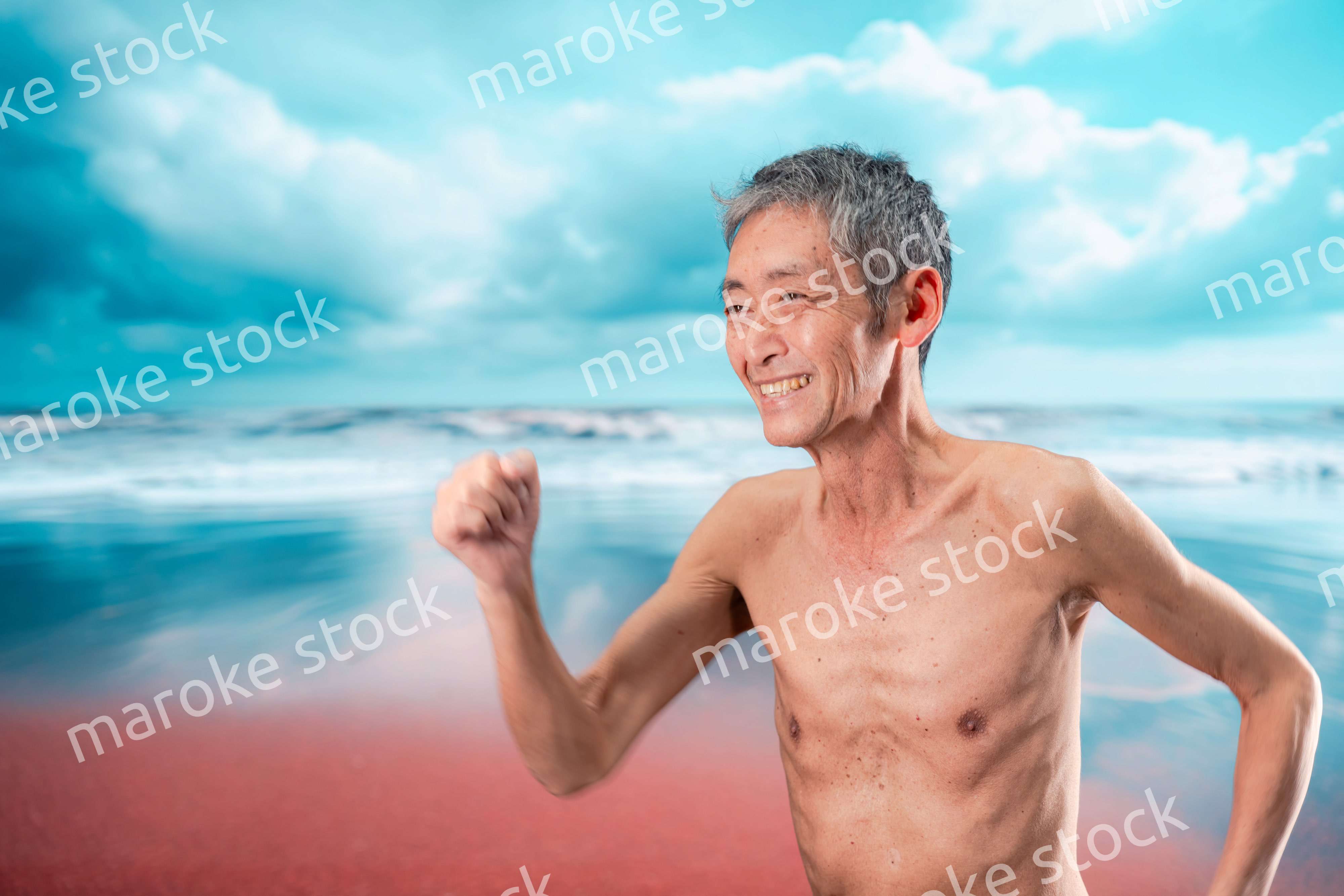 ビーチで楽しく過ごす高齢の男性