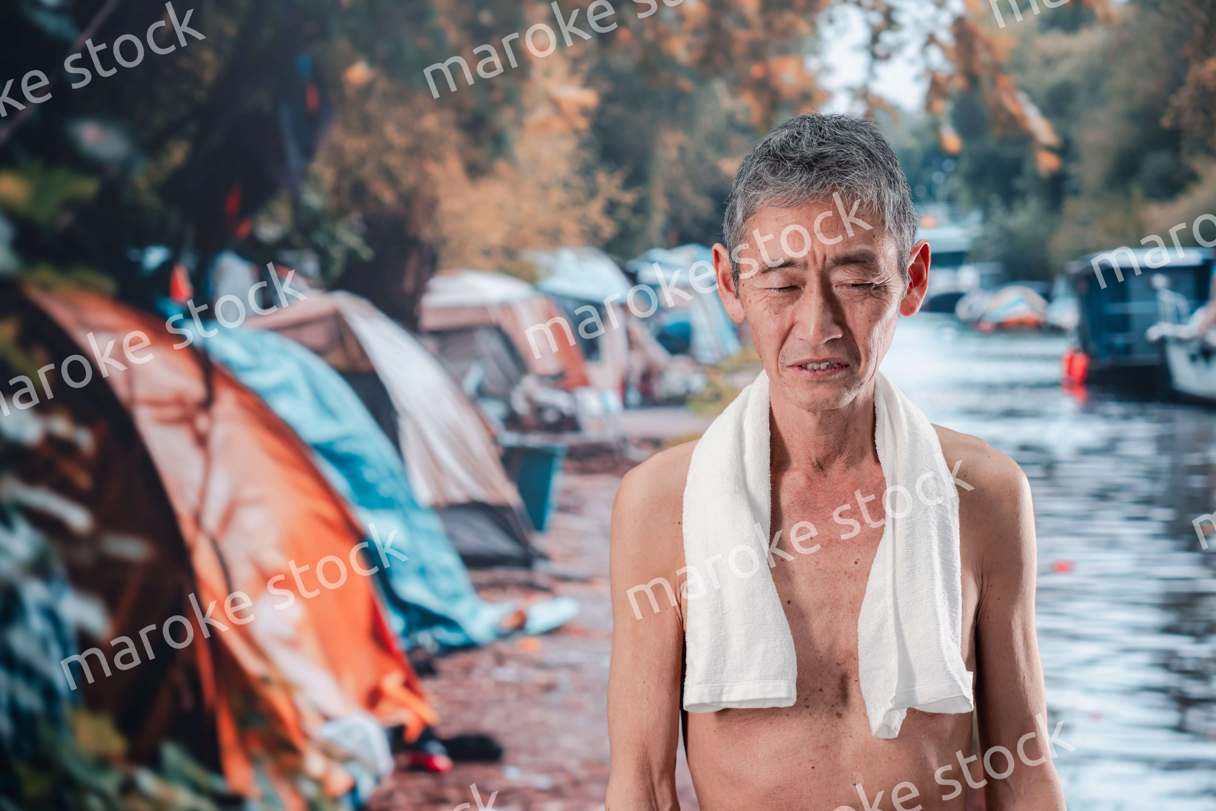 路上生活をするホームレスの男性