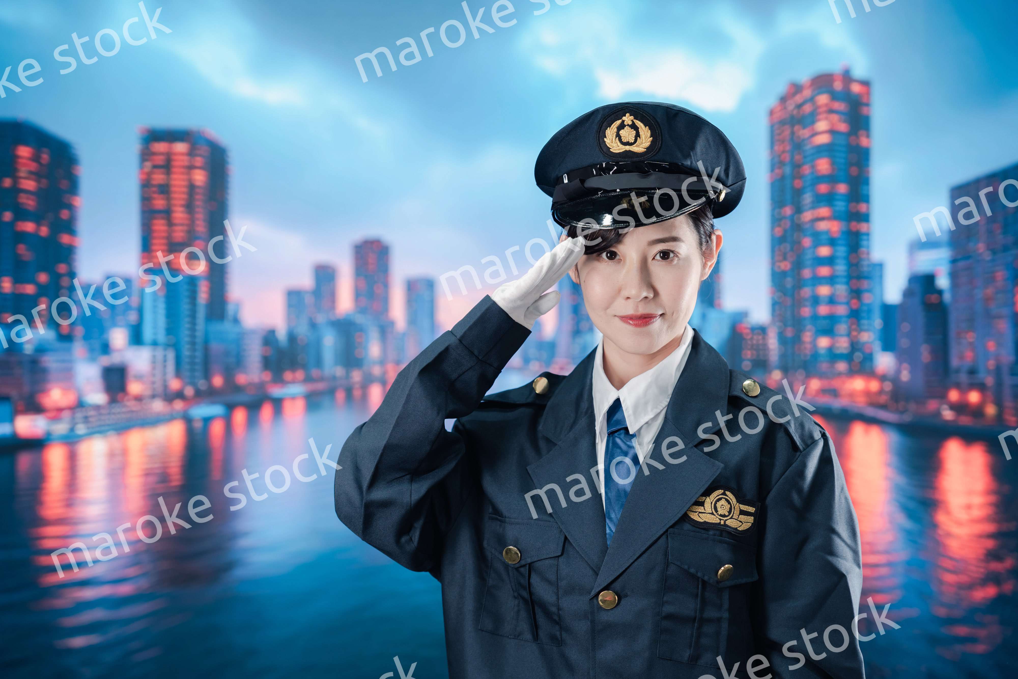 敬礼をする女性警察官