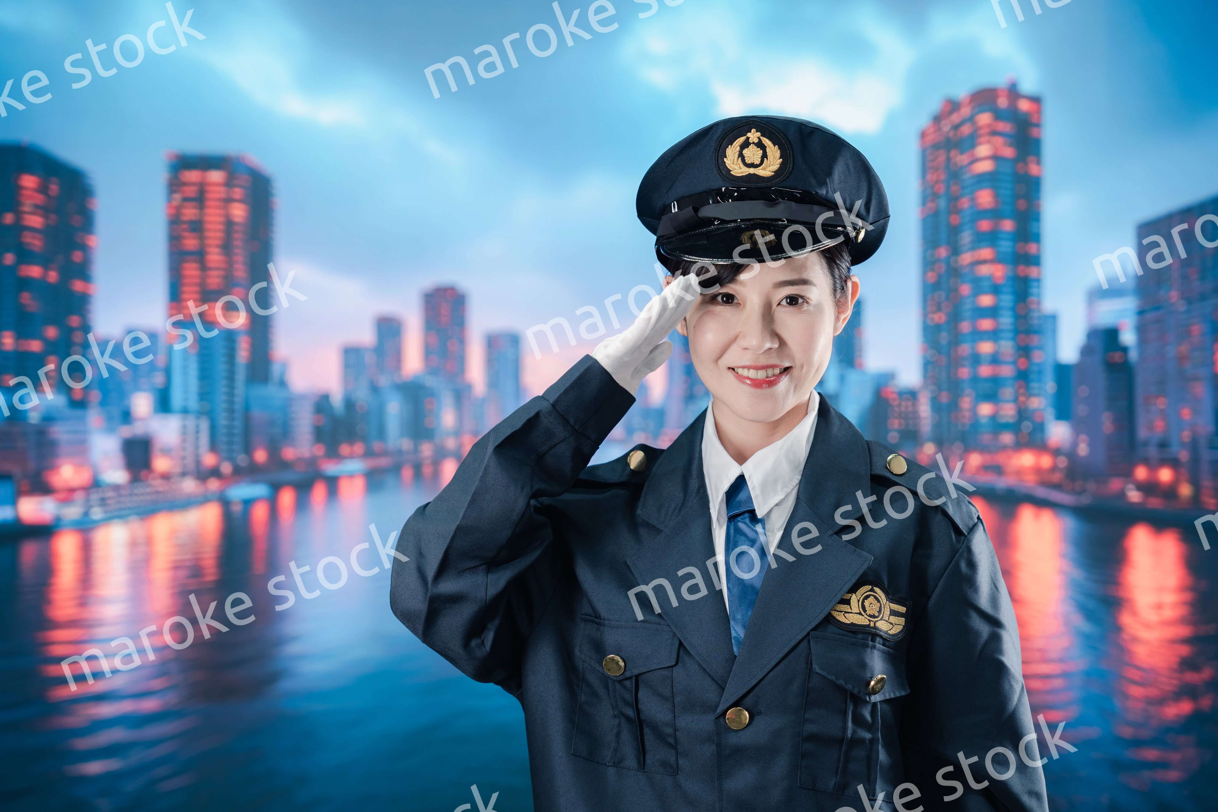 敬礼をする女性警察官