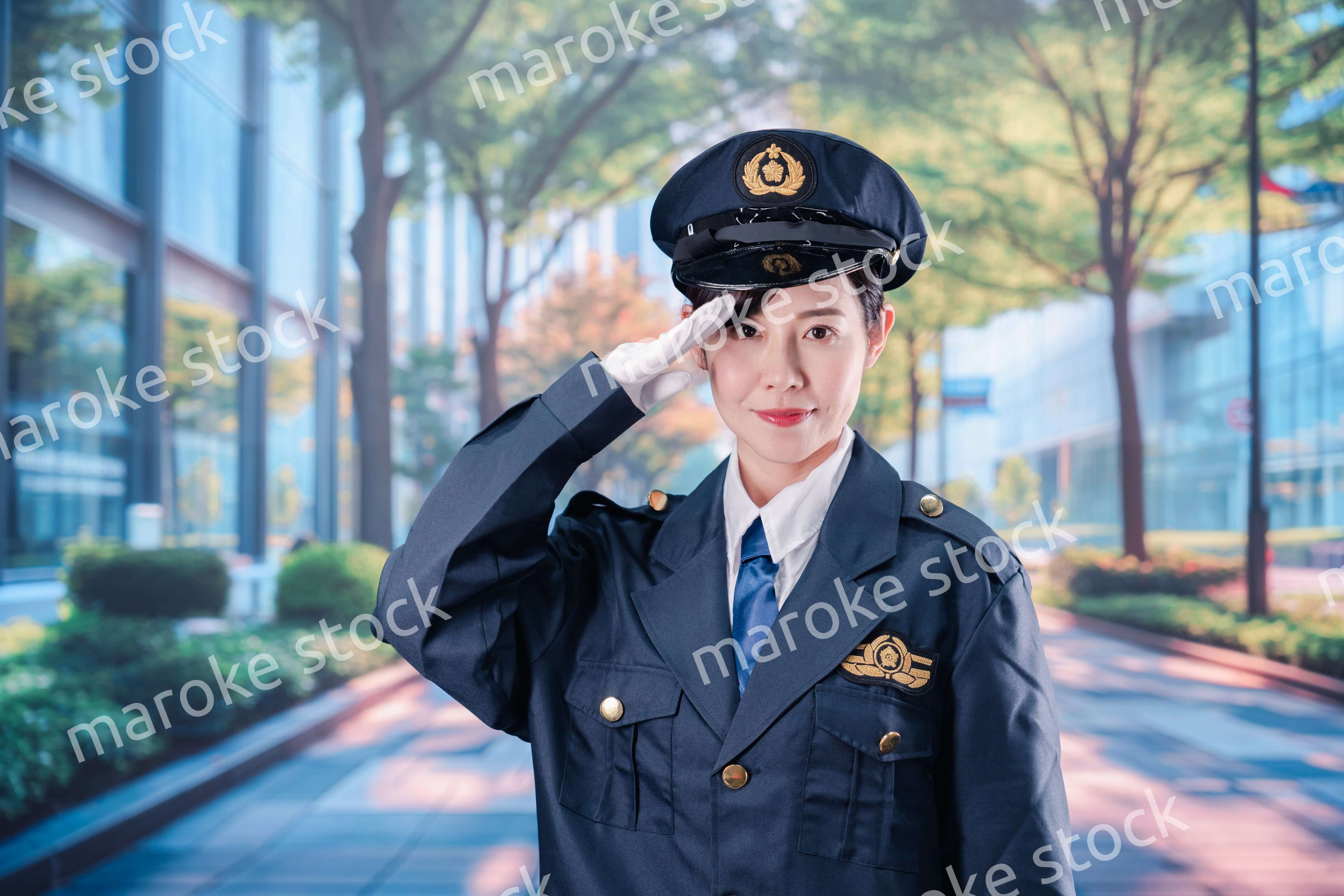 敬礼をする女性警察官