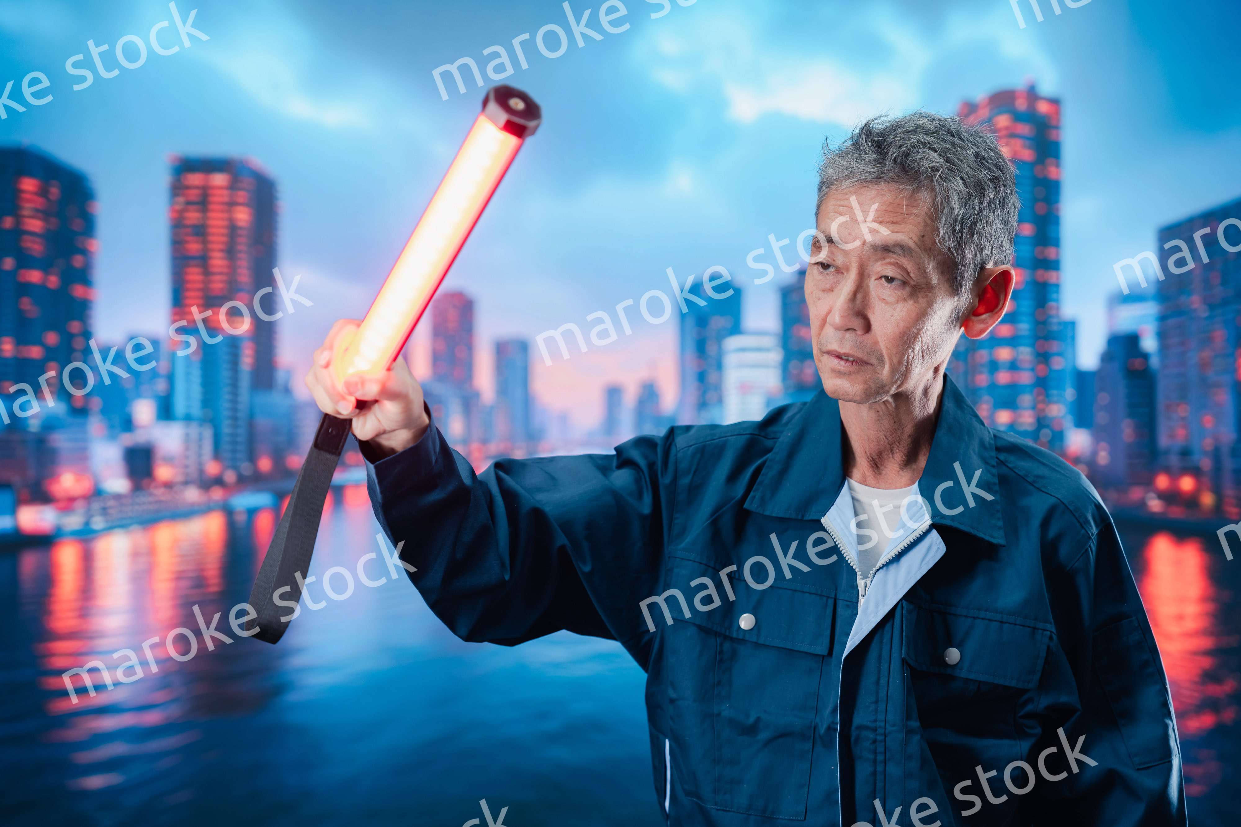 工事現場で警備員をする高齢の男性