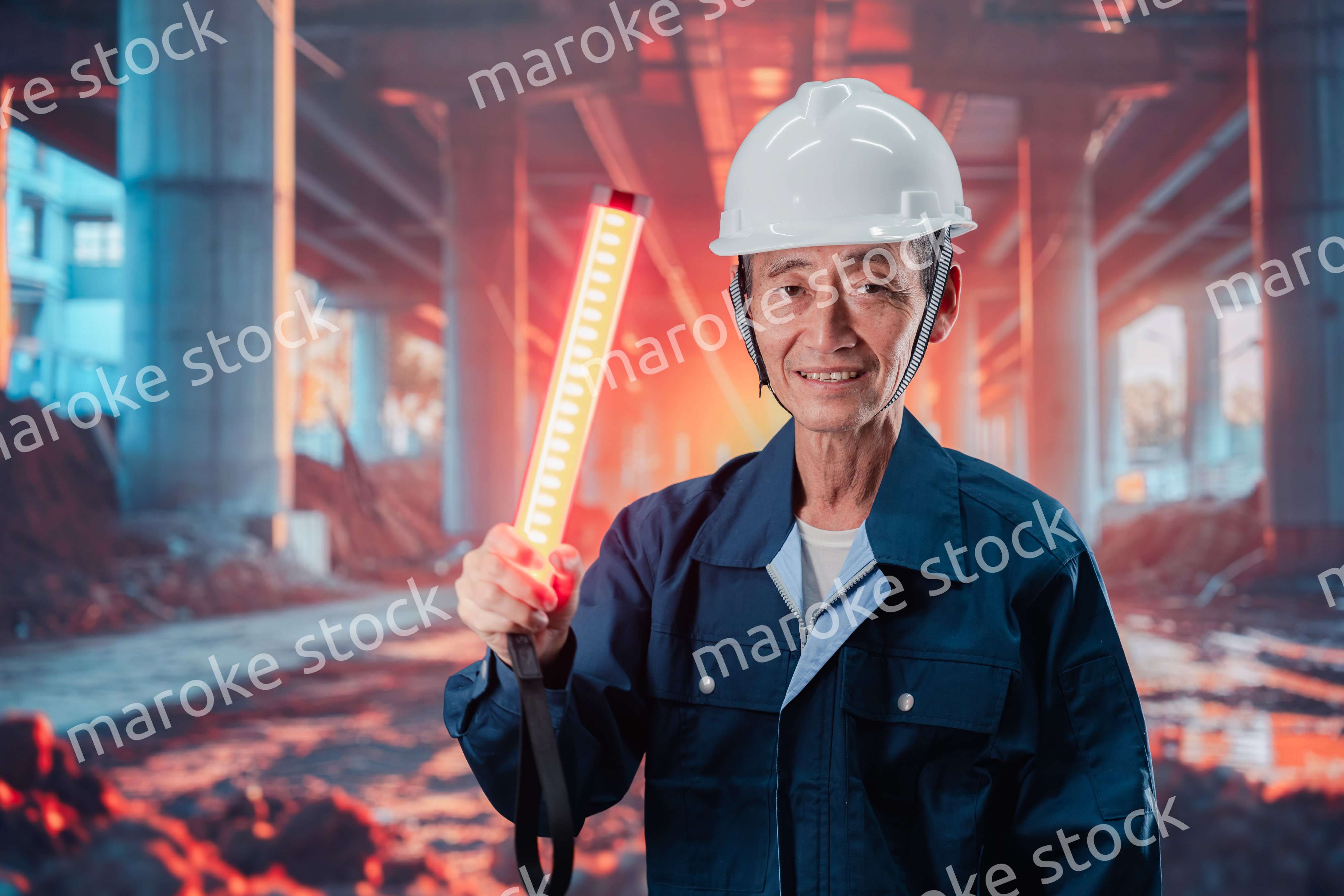 工事現場で警備員をする高齢の男性