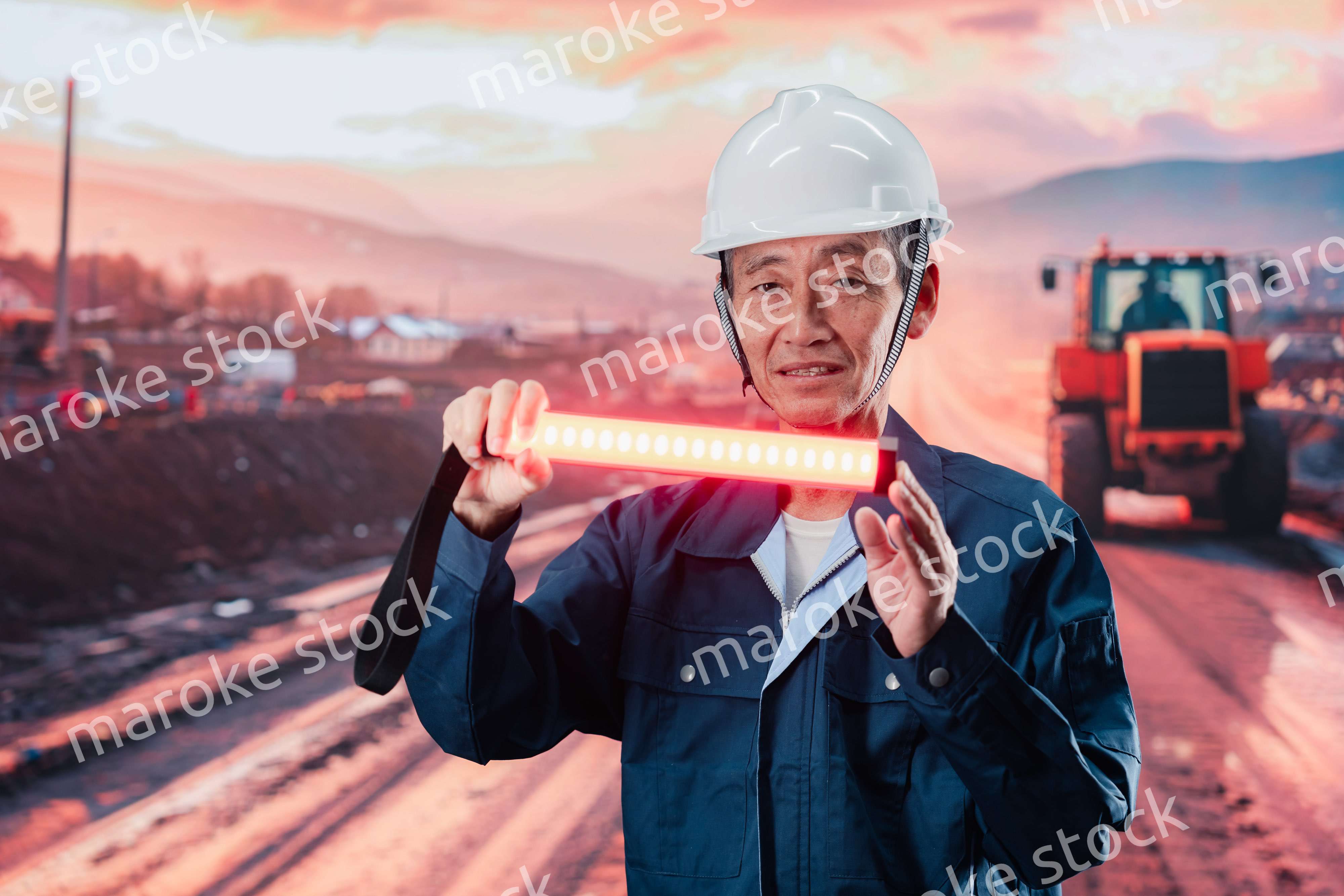 工事現場で警備員をする高齢の男性