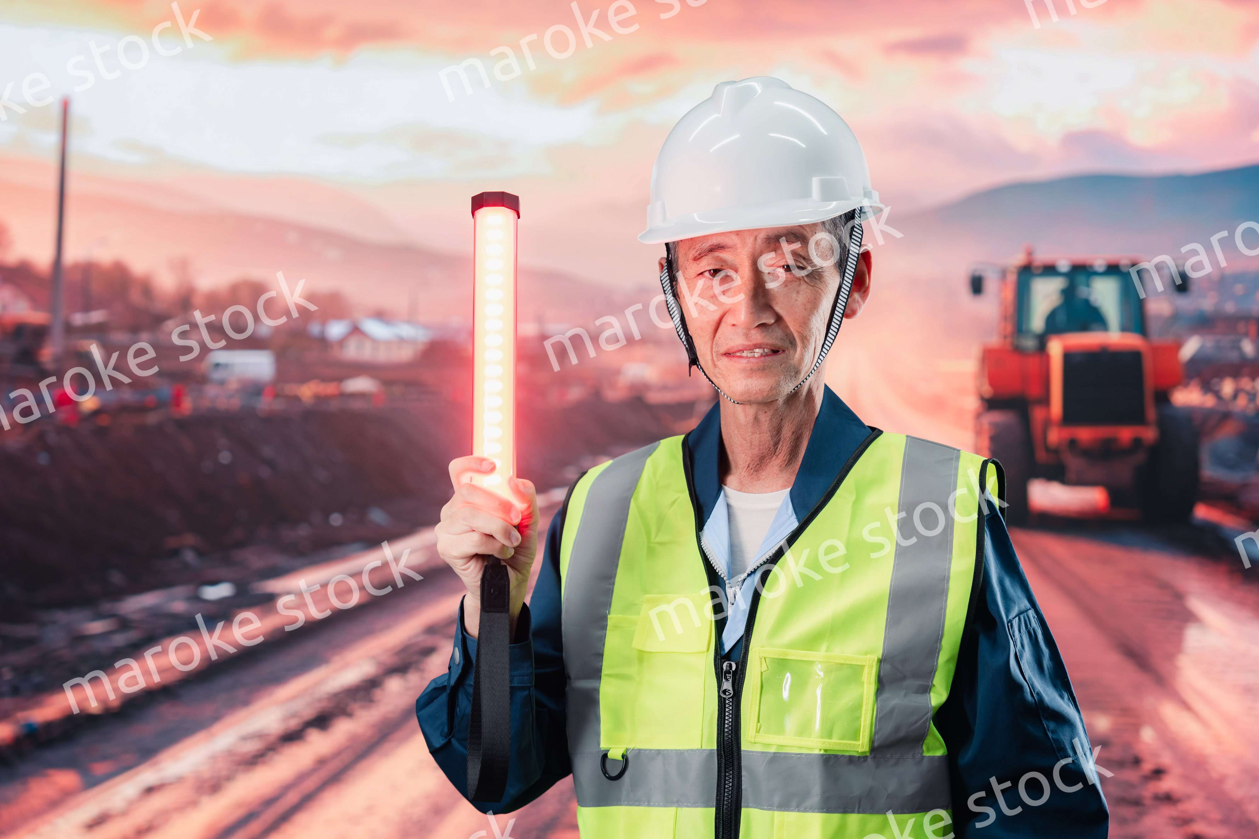 工事現場で警備員をする高齢の男性