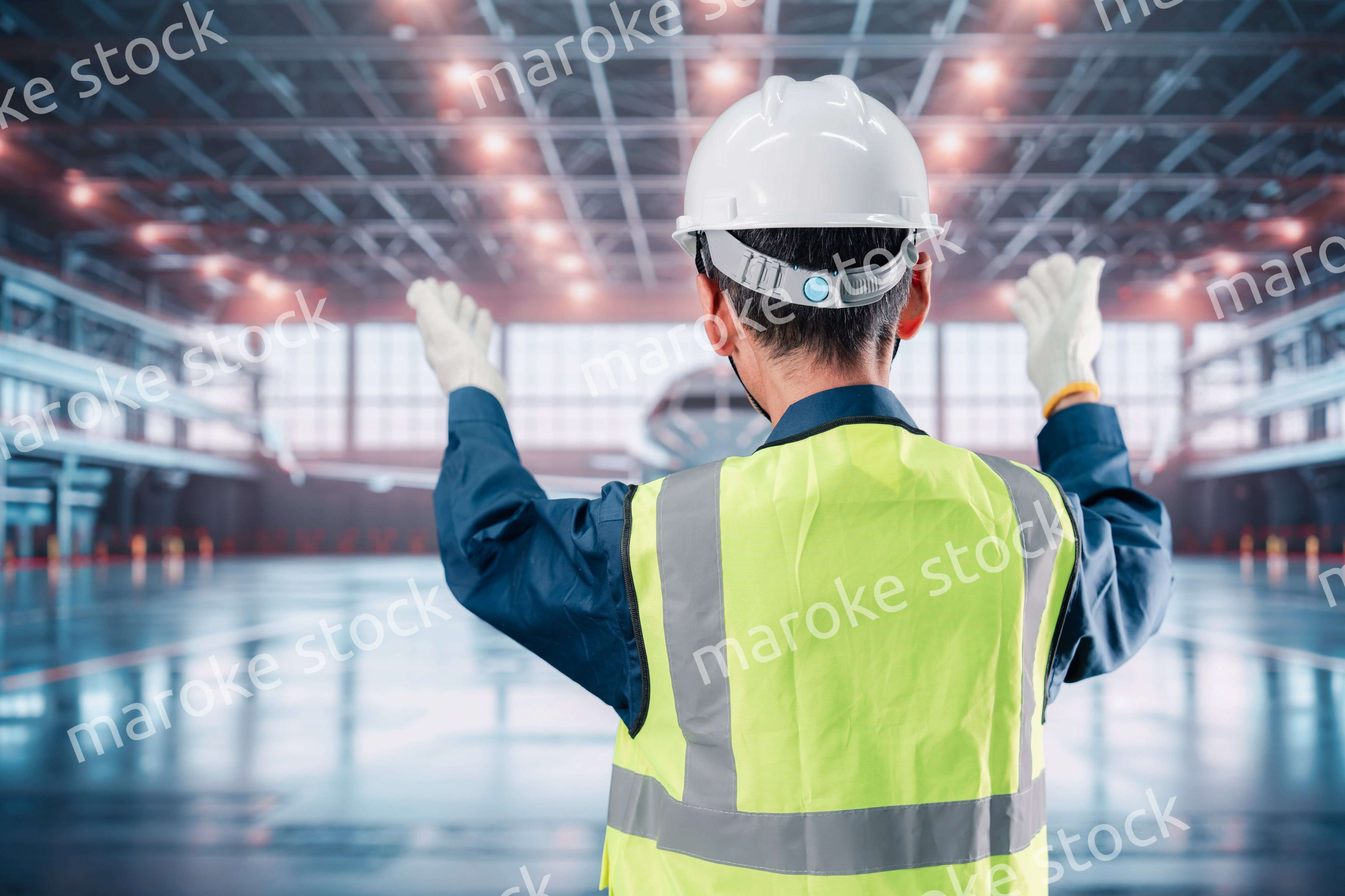 飛行機の格納庫で働くシニアの男性