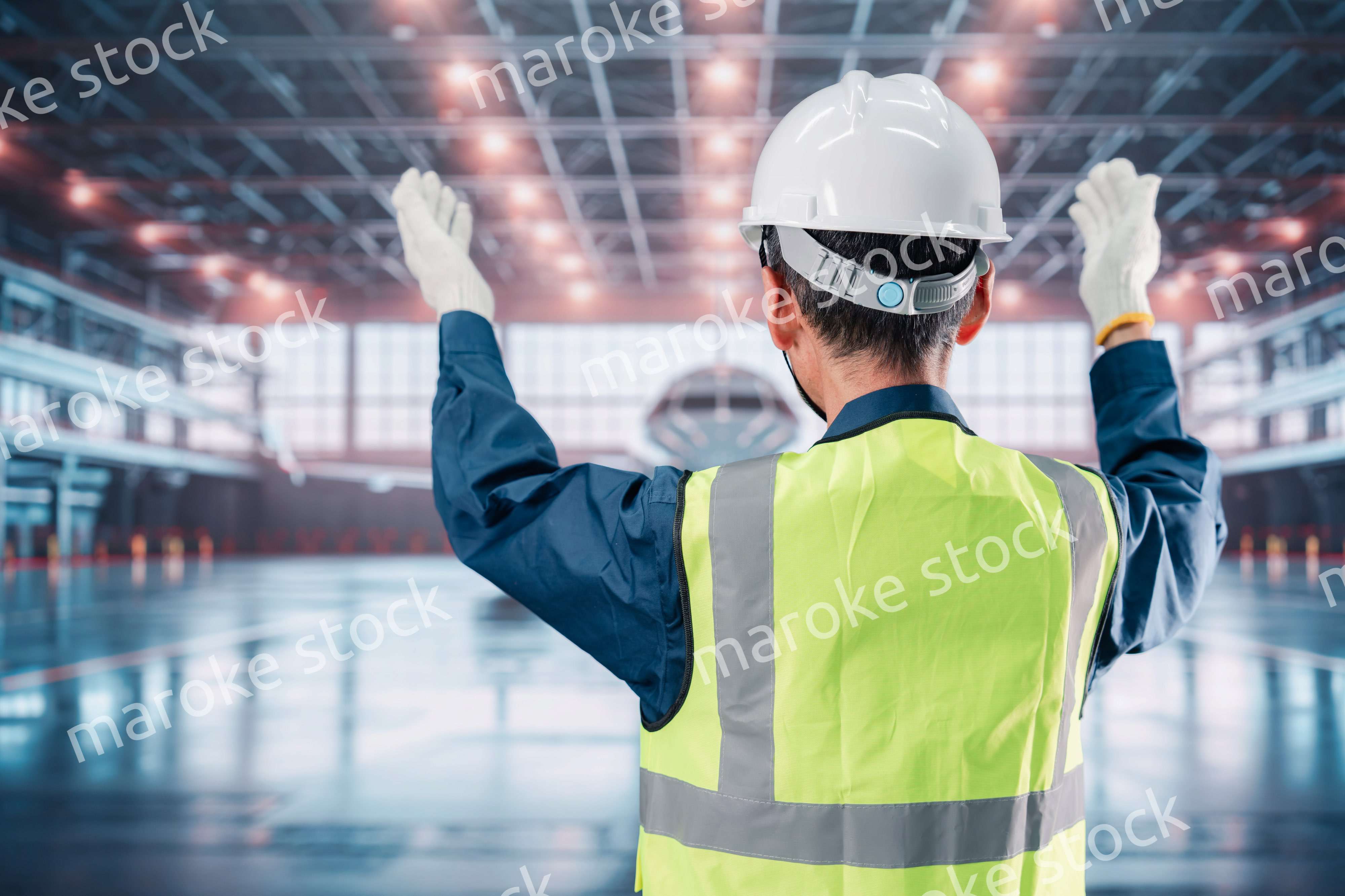 飛行機の格納庫で働くシニアの男性