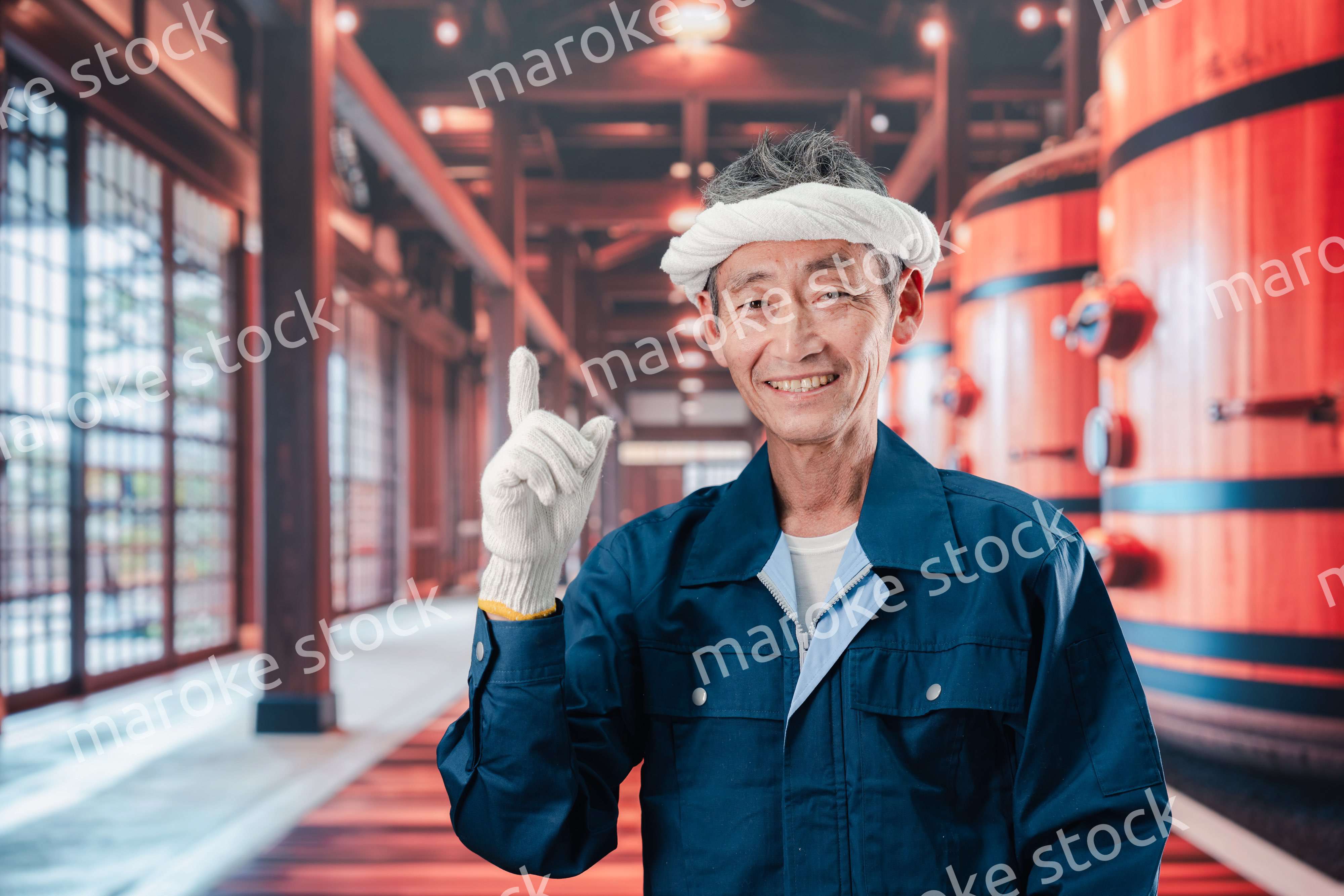 酒蔵で働く高齢の男性