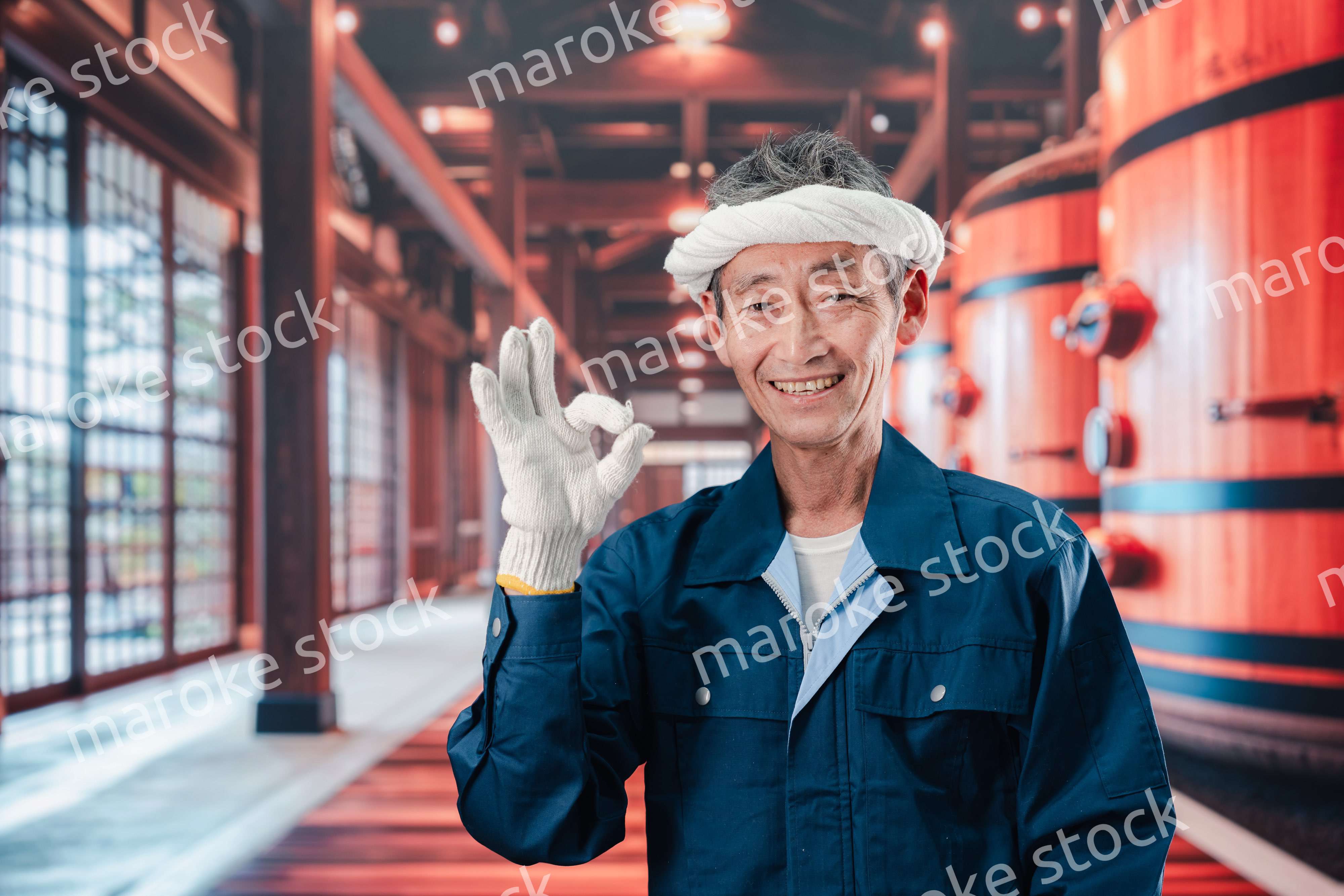 酒蔵で働く高齢の男性