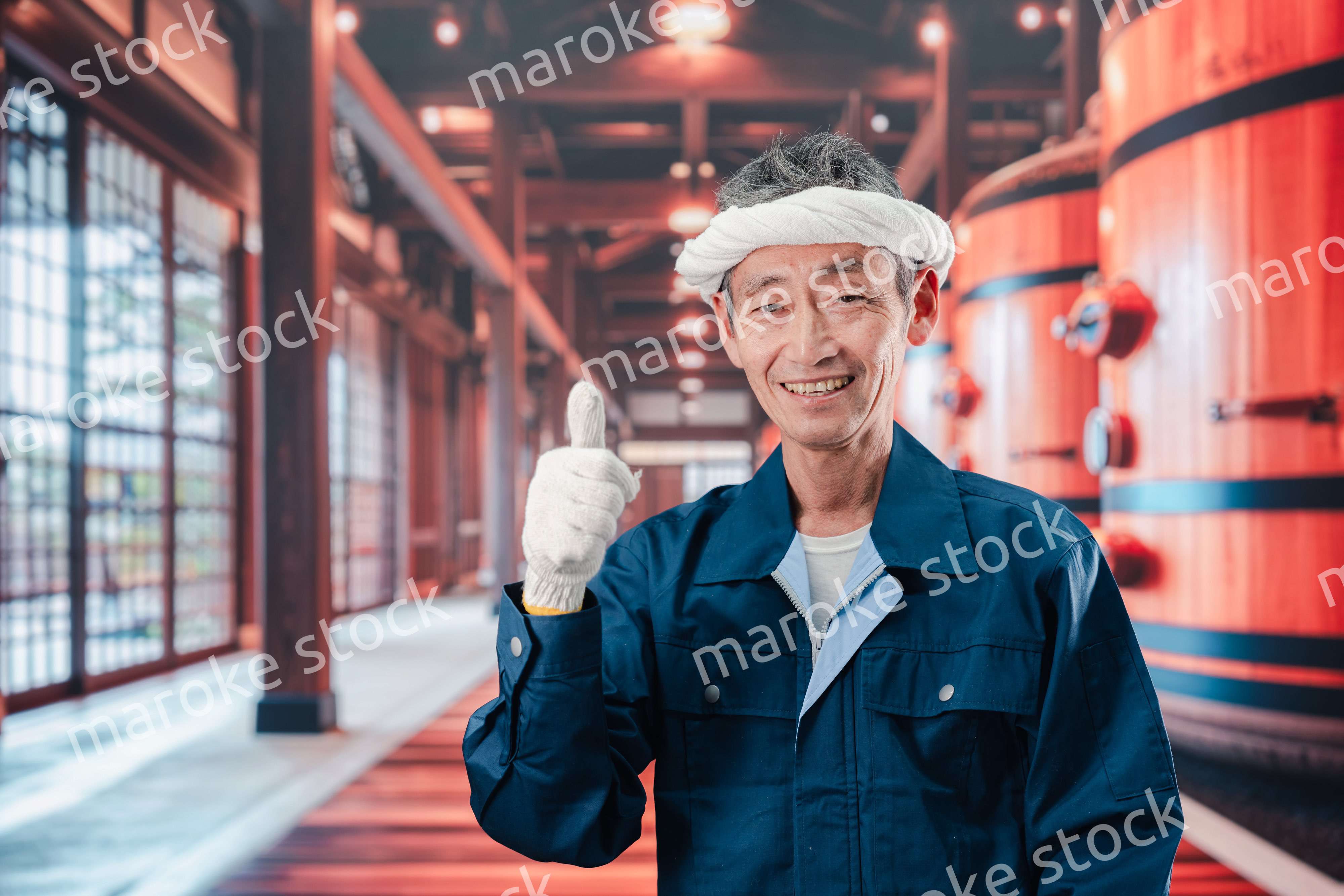 酒蔵で働く高齢の男性