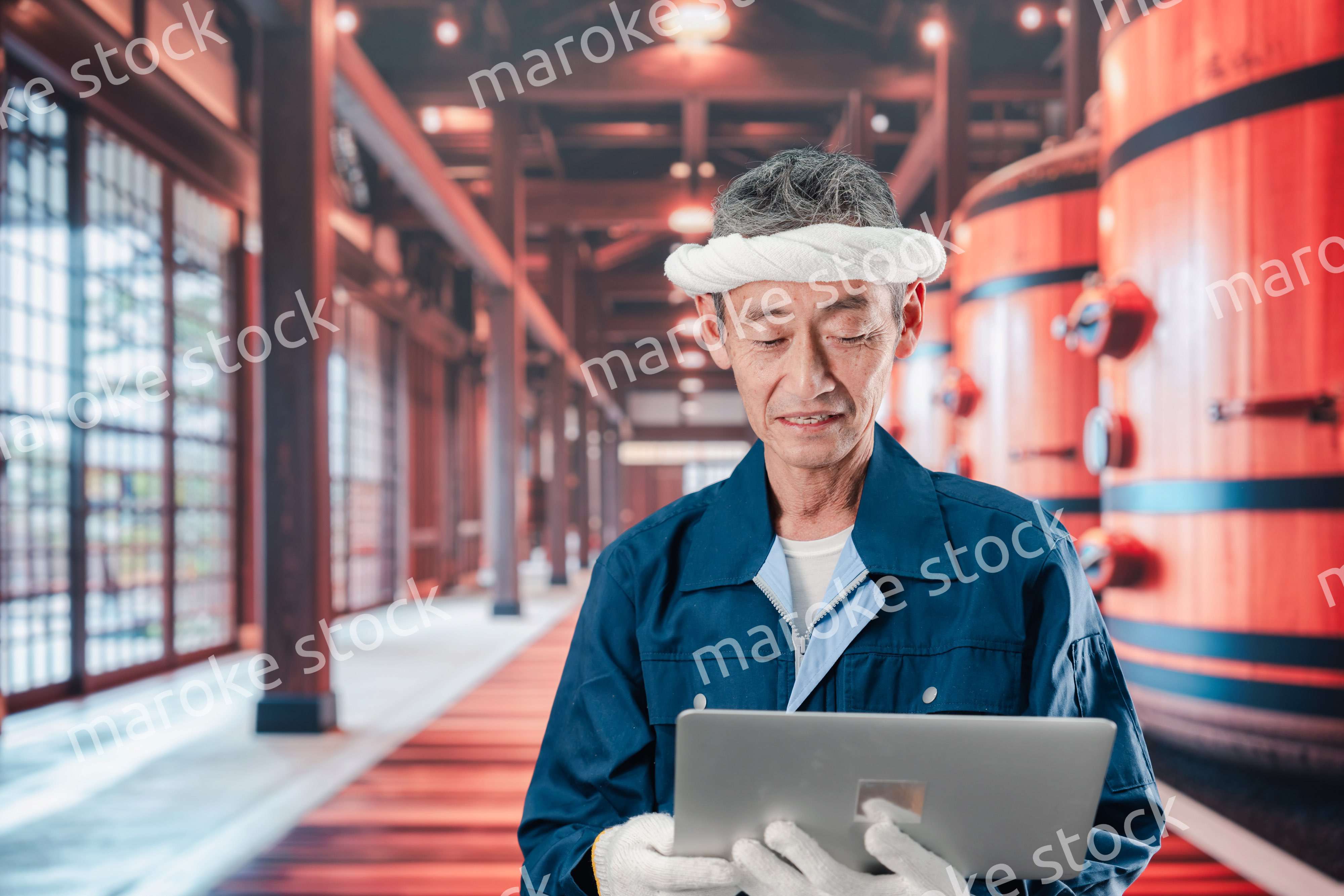 酒蔵で働く高齢の男性