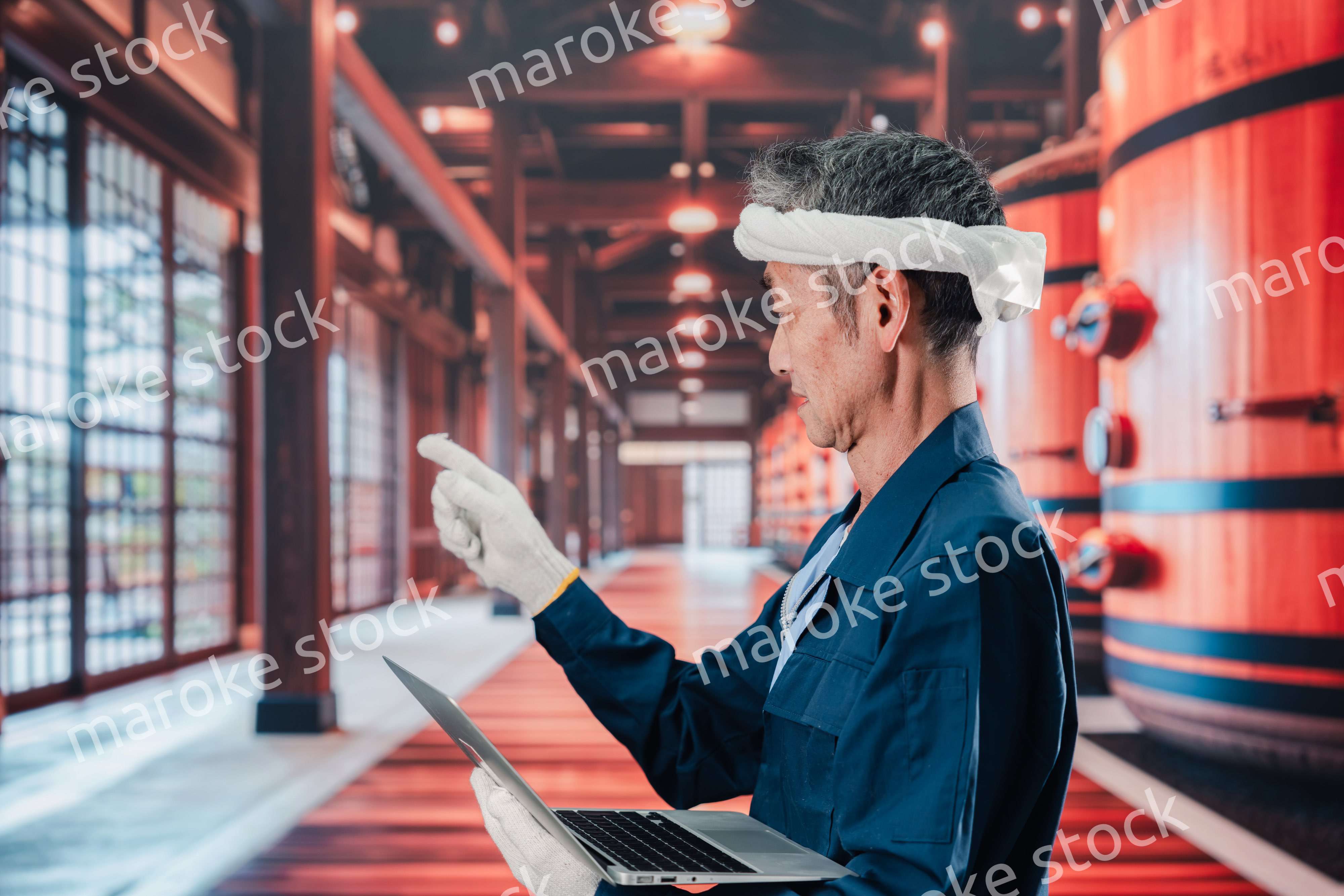 酒蔵で働く高齢の男性