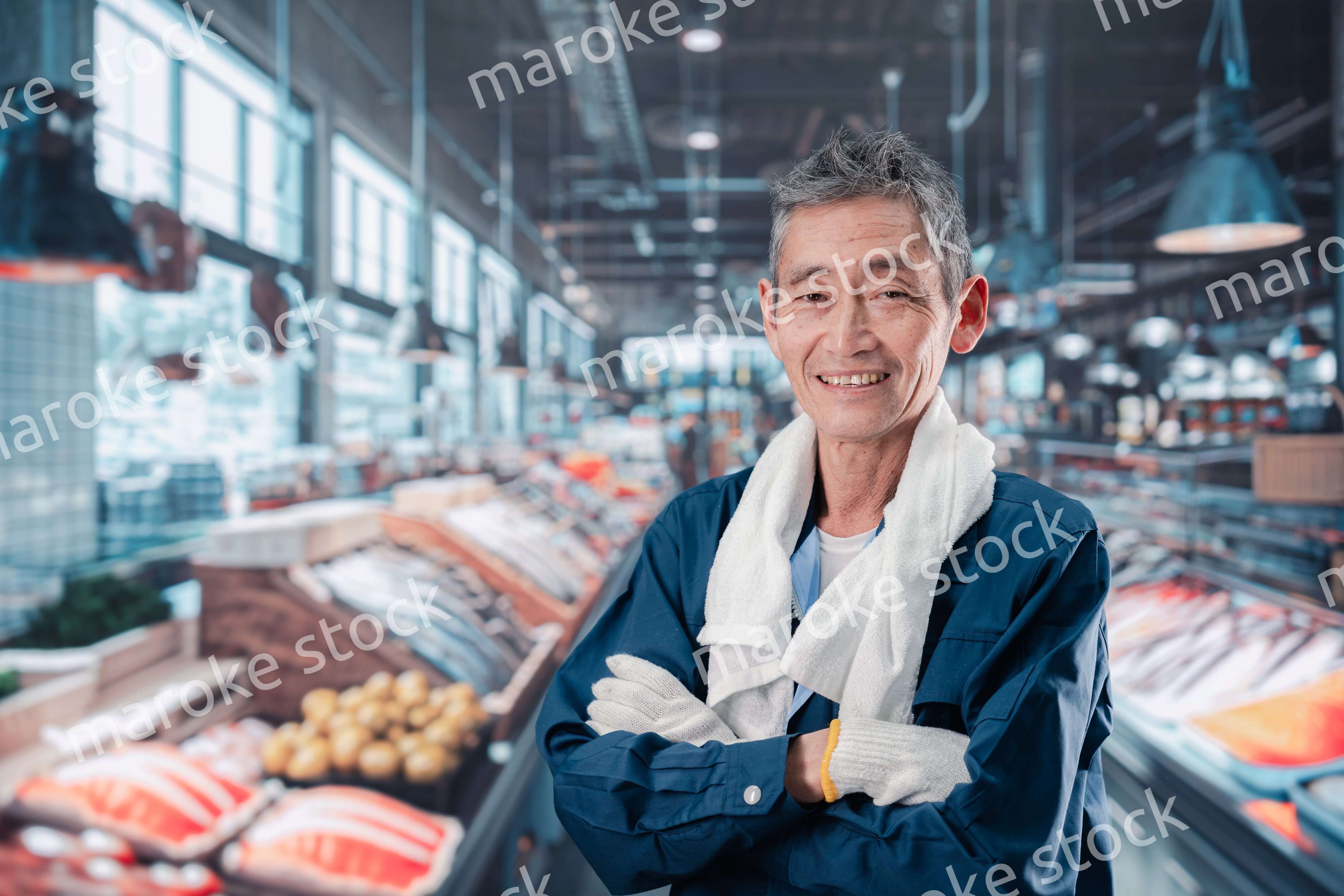 市場で働く高齢の男性
