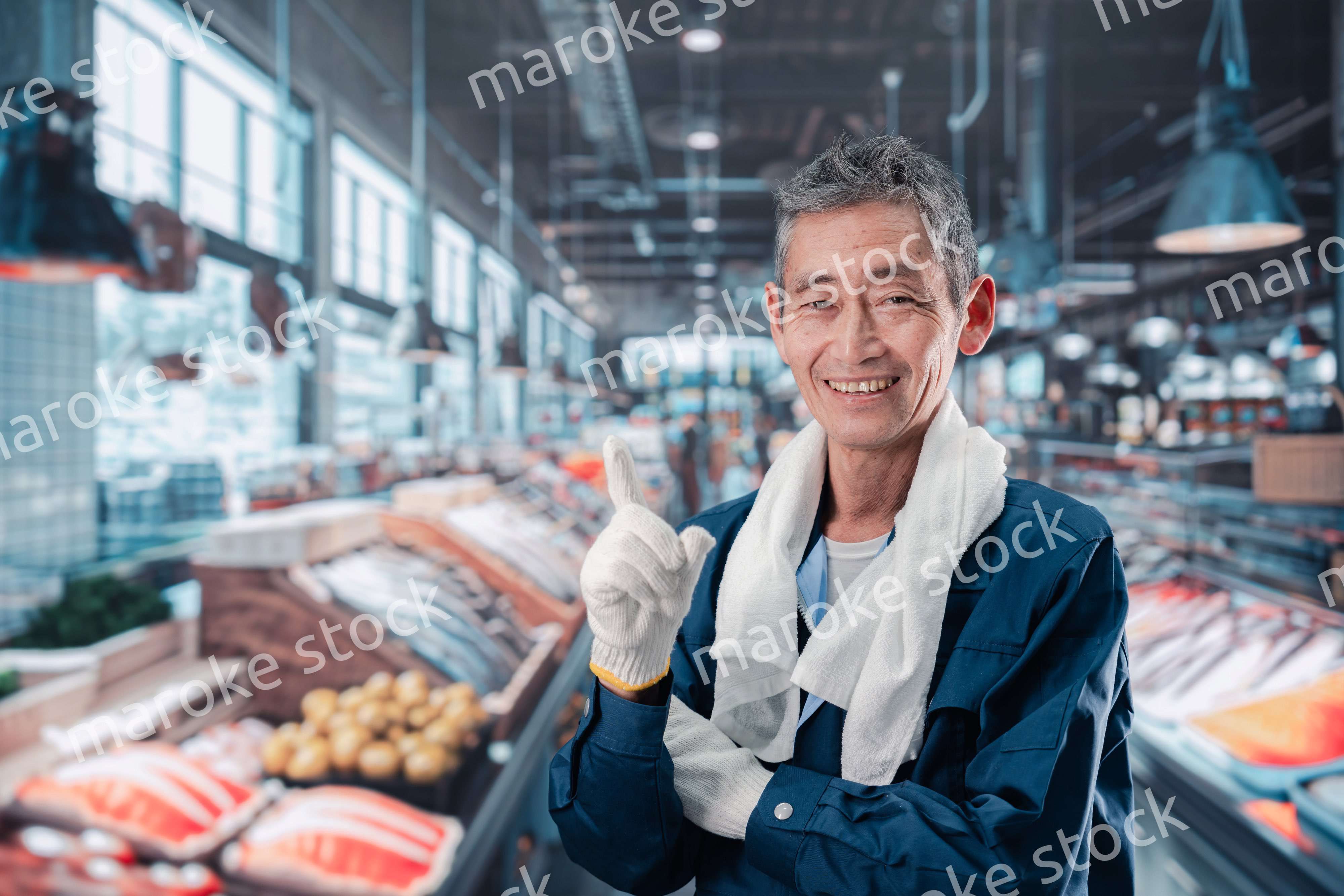 市場で働く高齢の男性