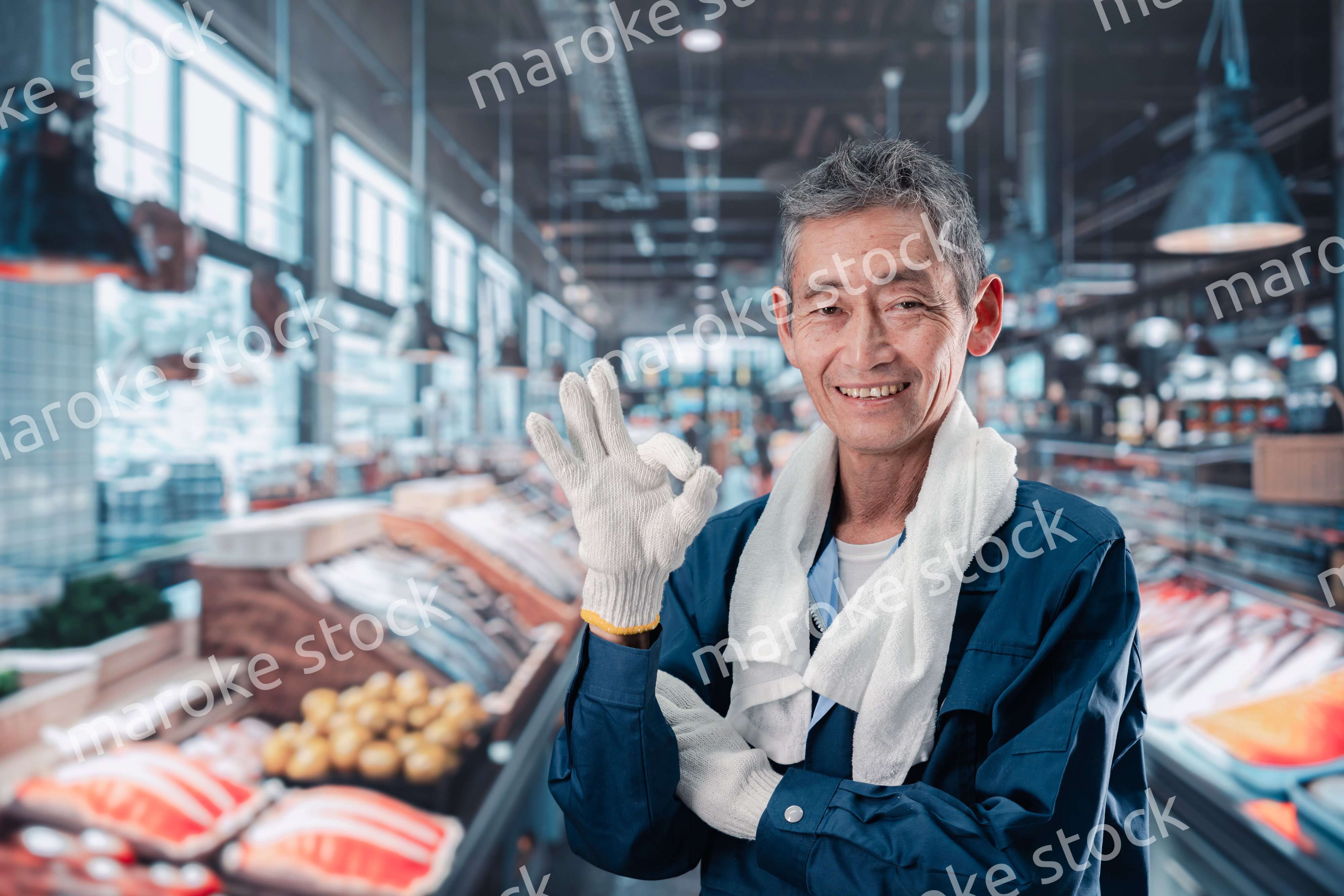 市場で働く高齢の男性