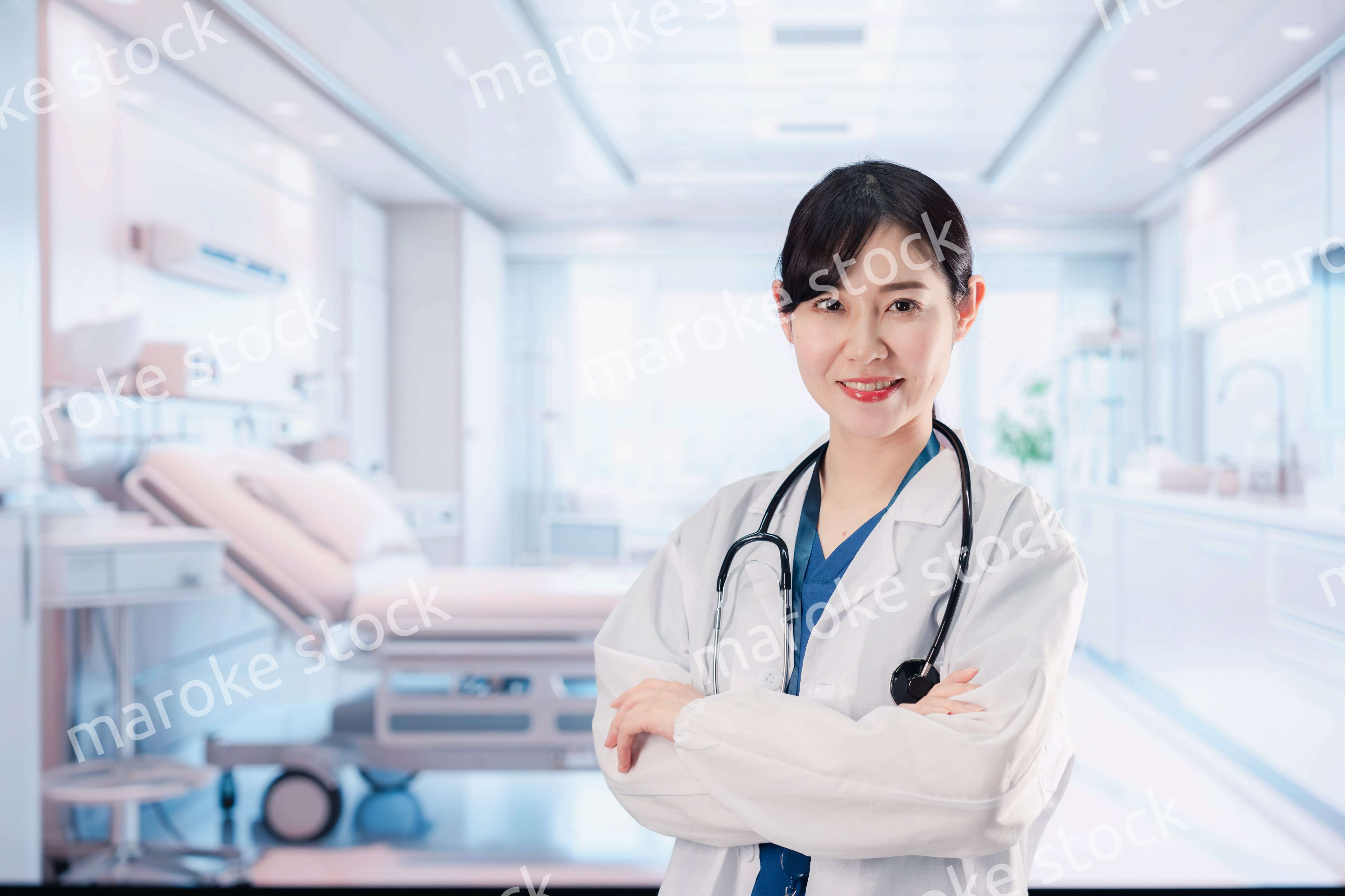 病室で腕を組む女性のナース