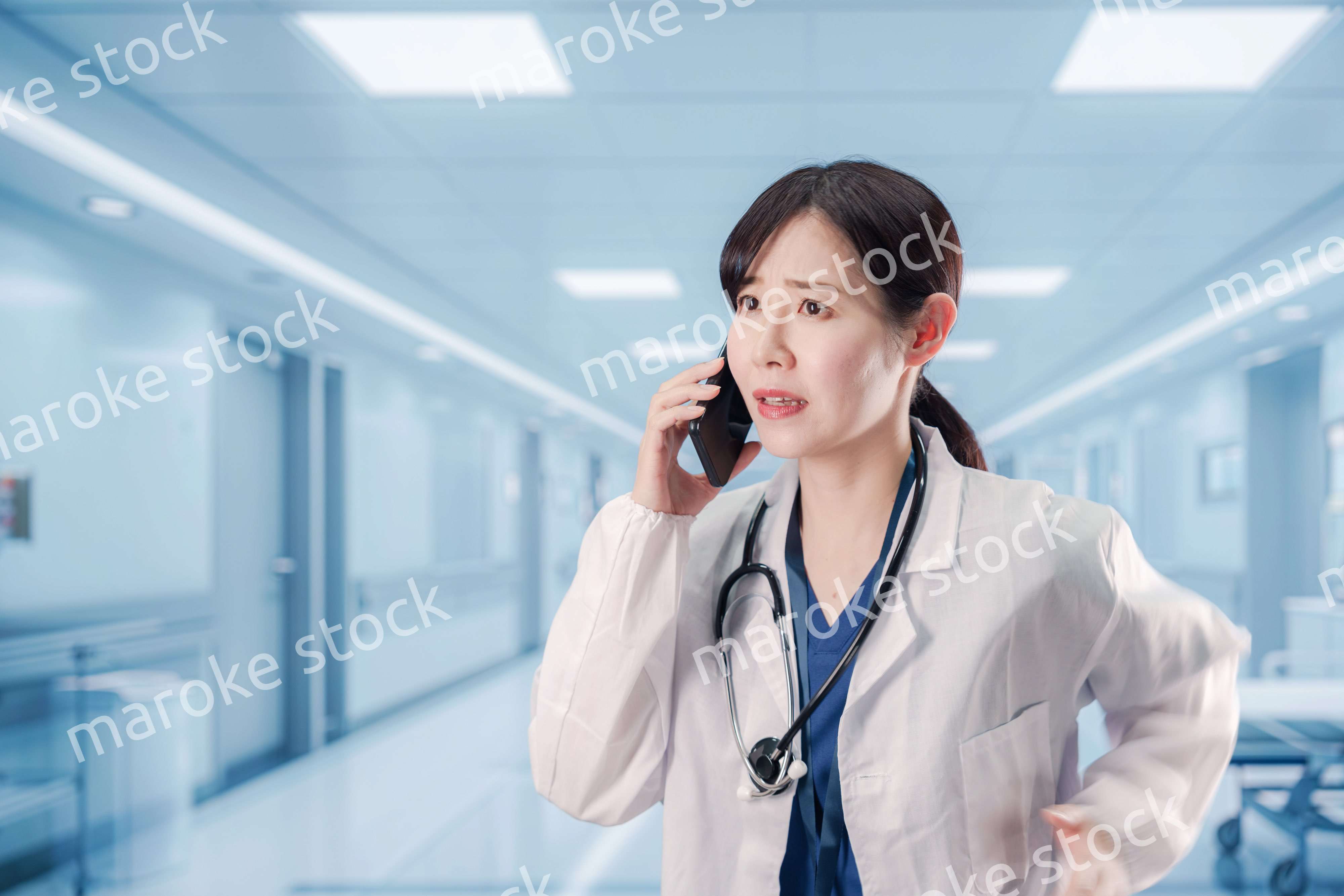 緊急の電話で慌てる医療スタッフ