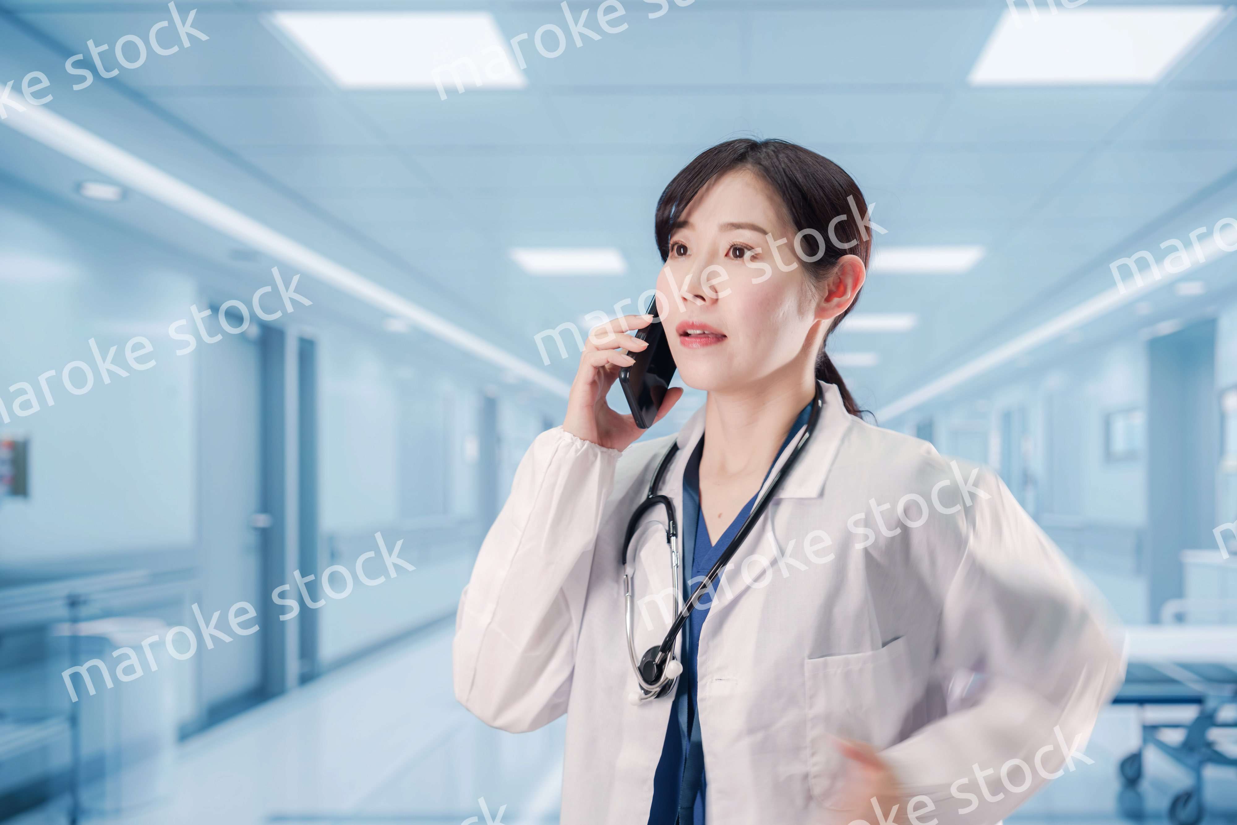 緊急の電話で慌てる医療スタッフ