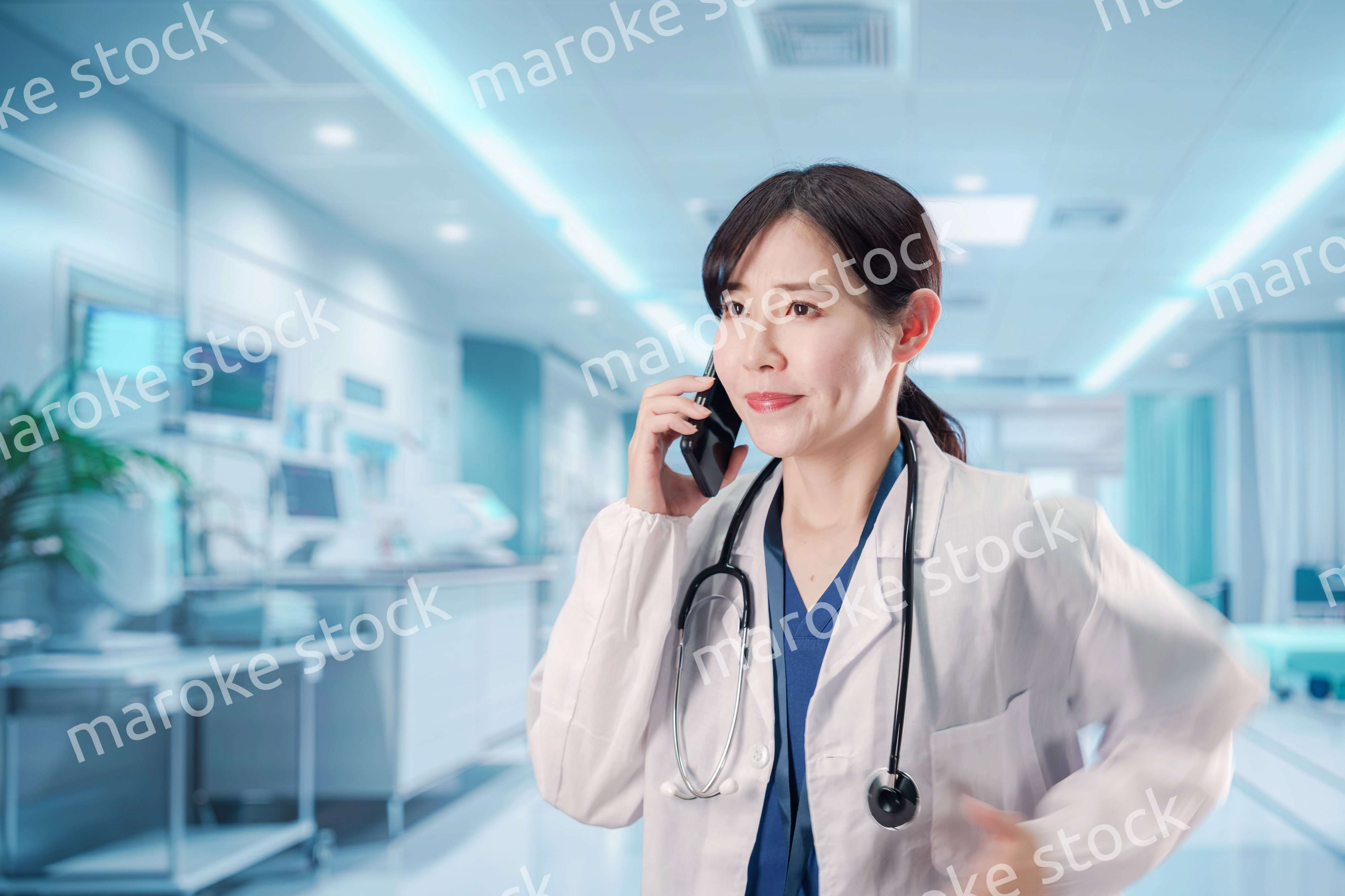 緊急の電話で慌てる医療スタッフ