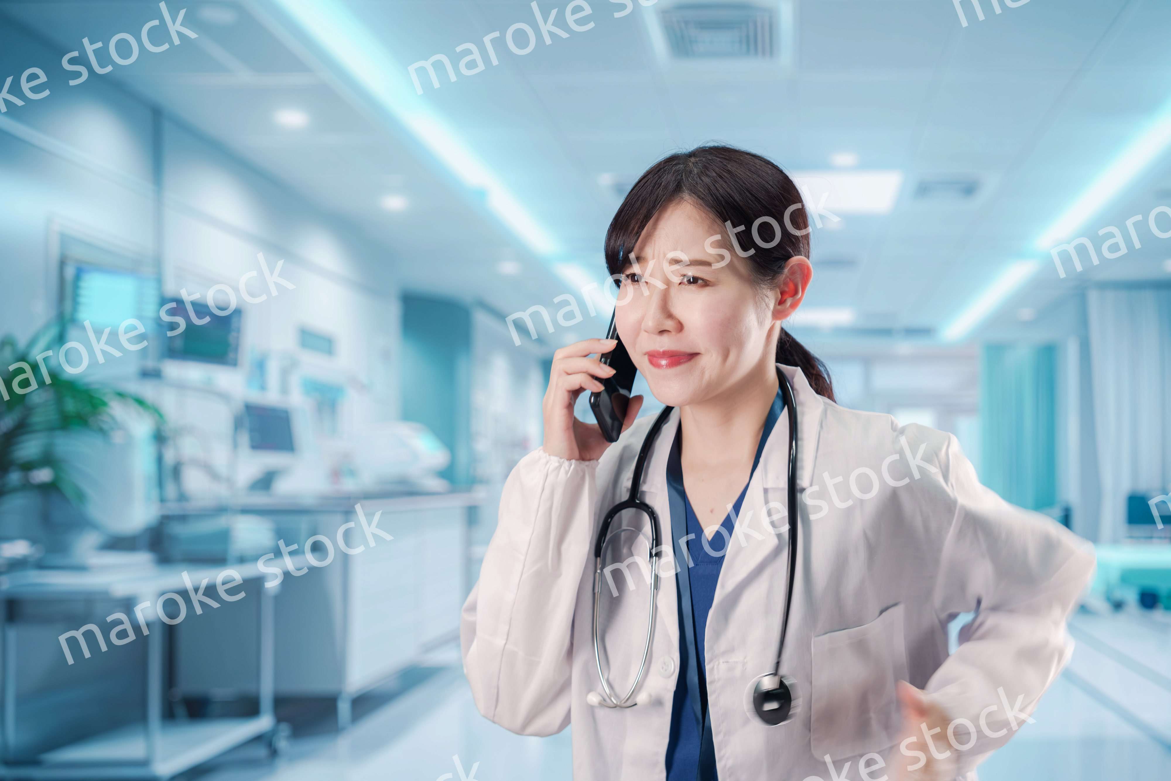 緊急の電話で慌てる医療スタッフ