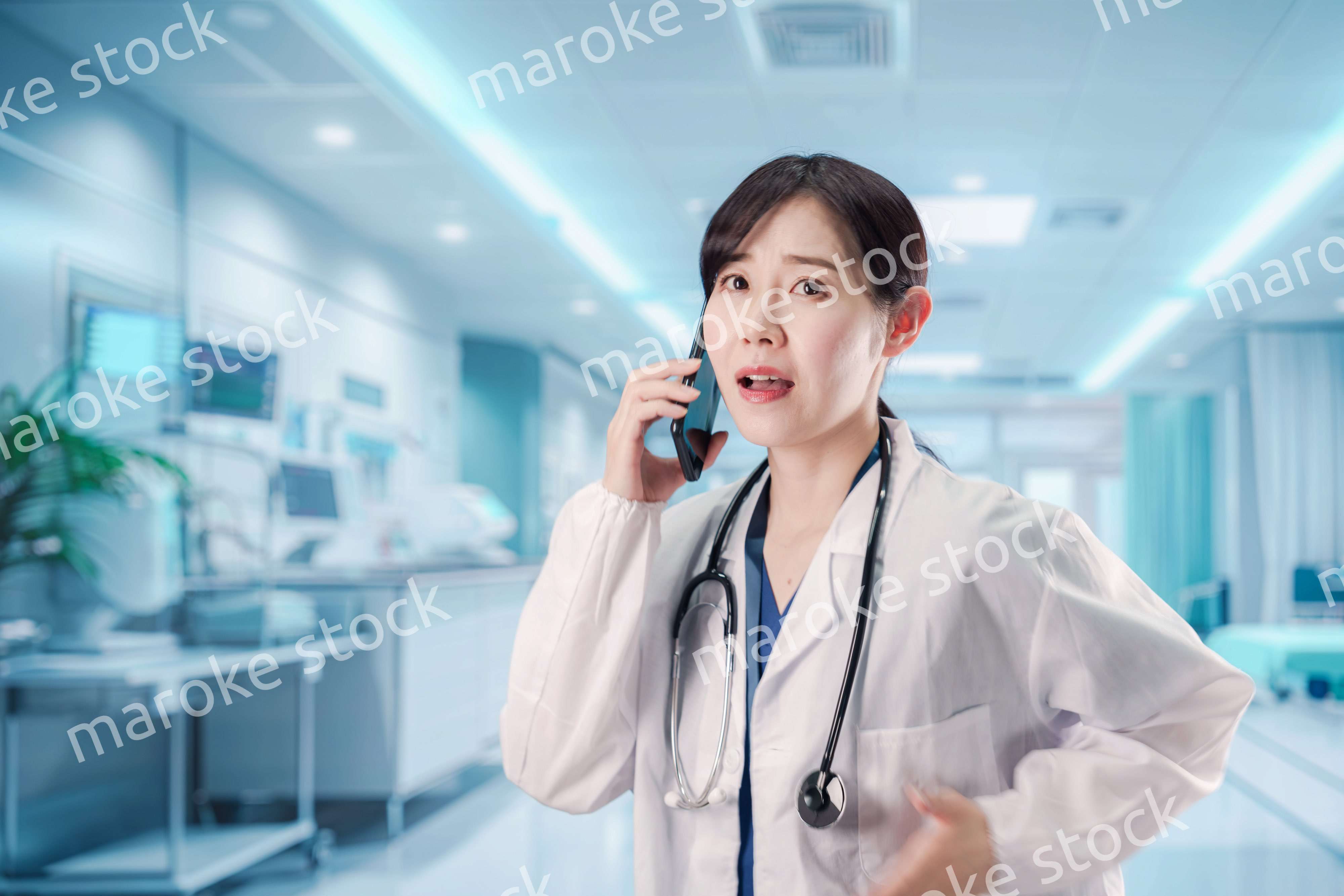 緊急の電話で慌てる医療スタッフ