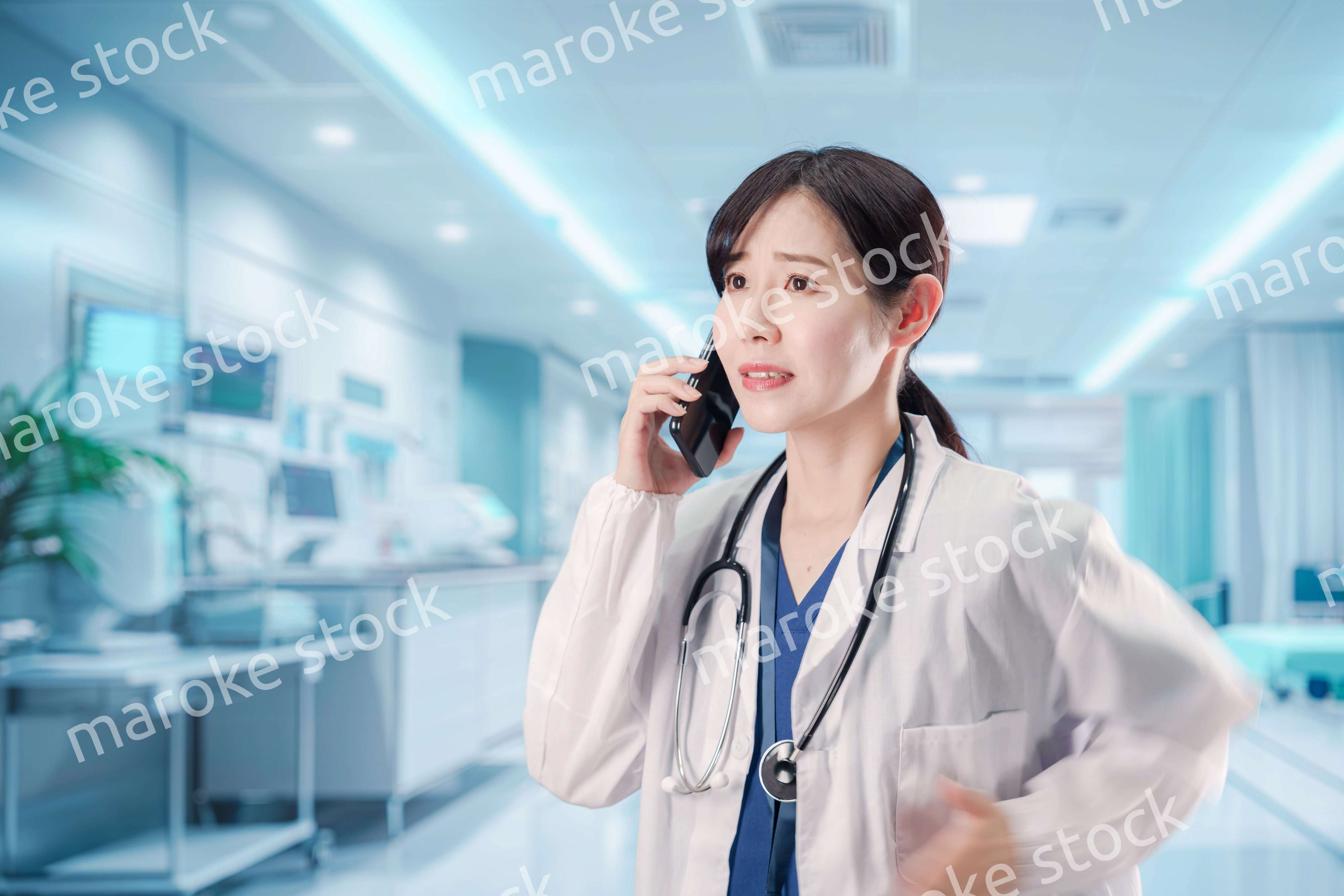 緊急の電話で慌てる医療スタッフ