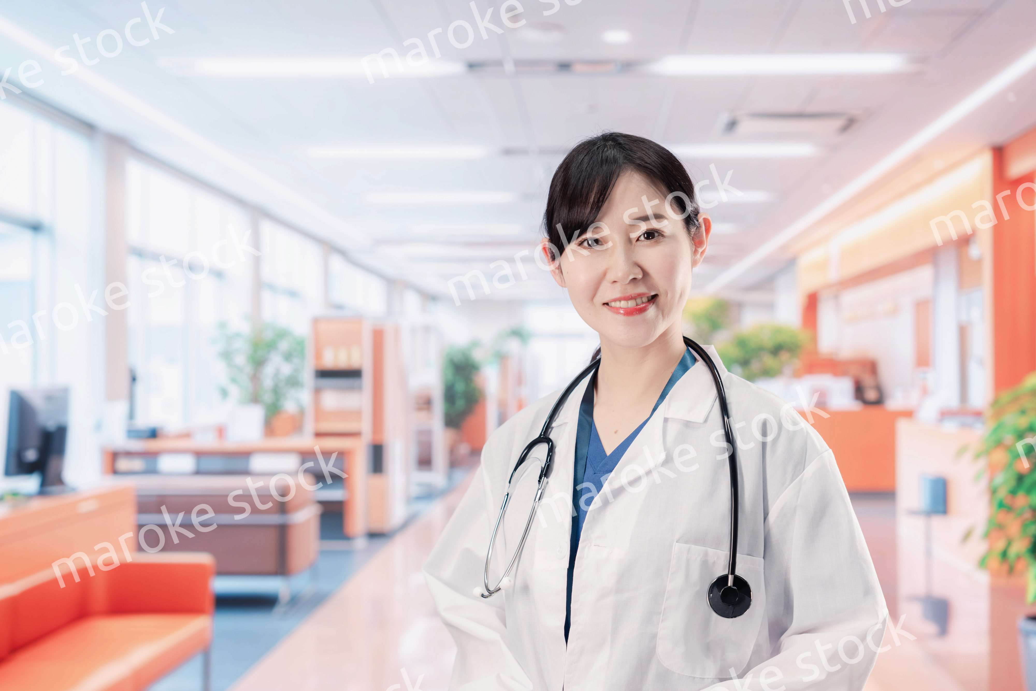 病院で勤務する笑顔の女性ドクター