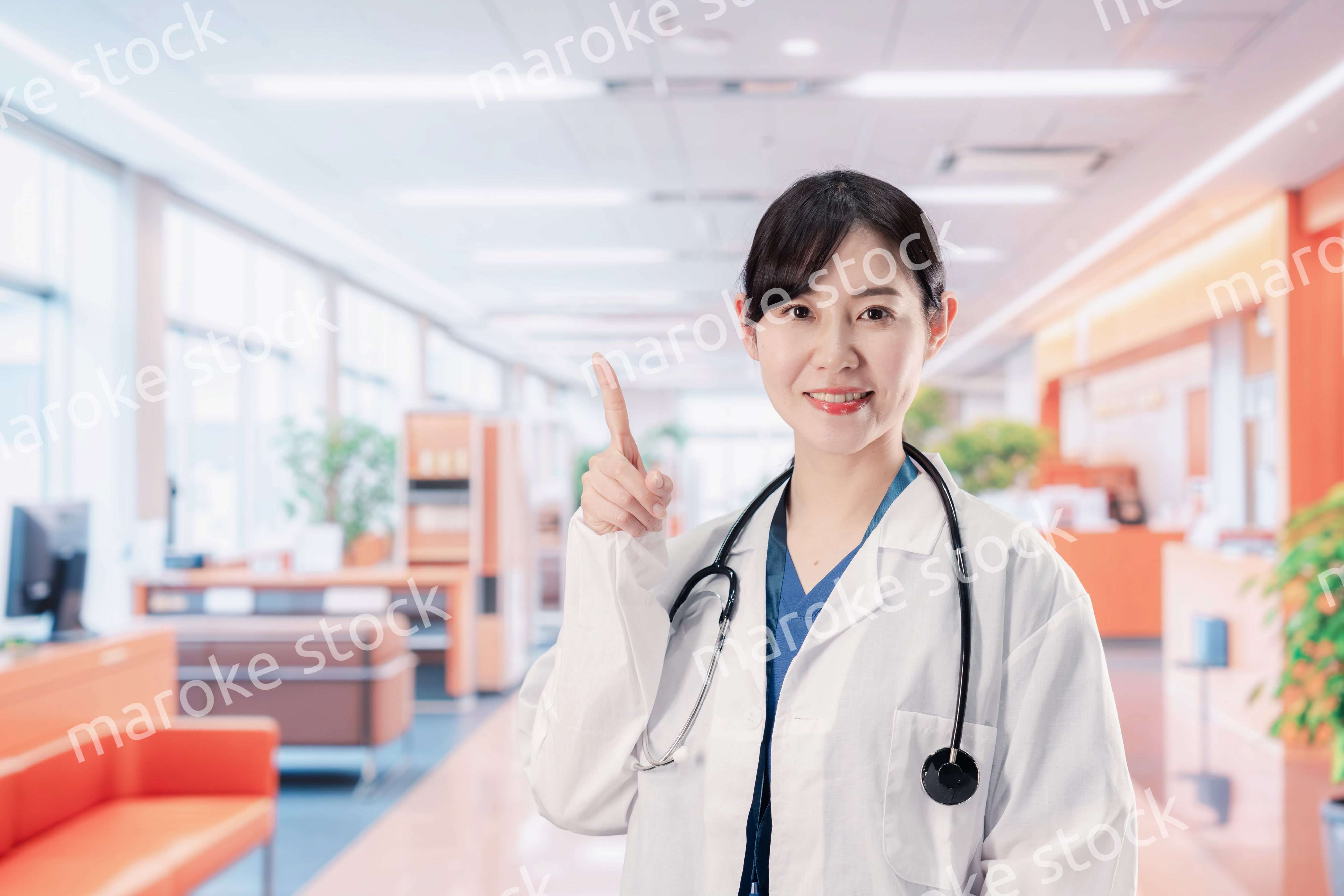 病院で勤務する笑顔の女性ドクター