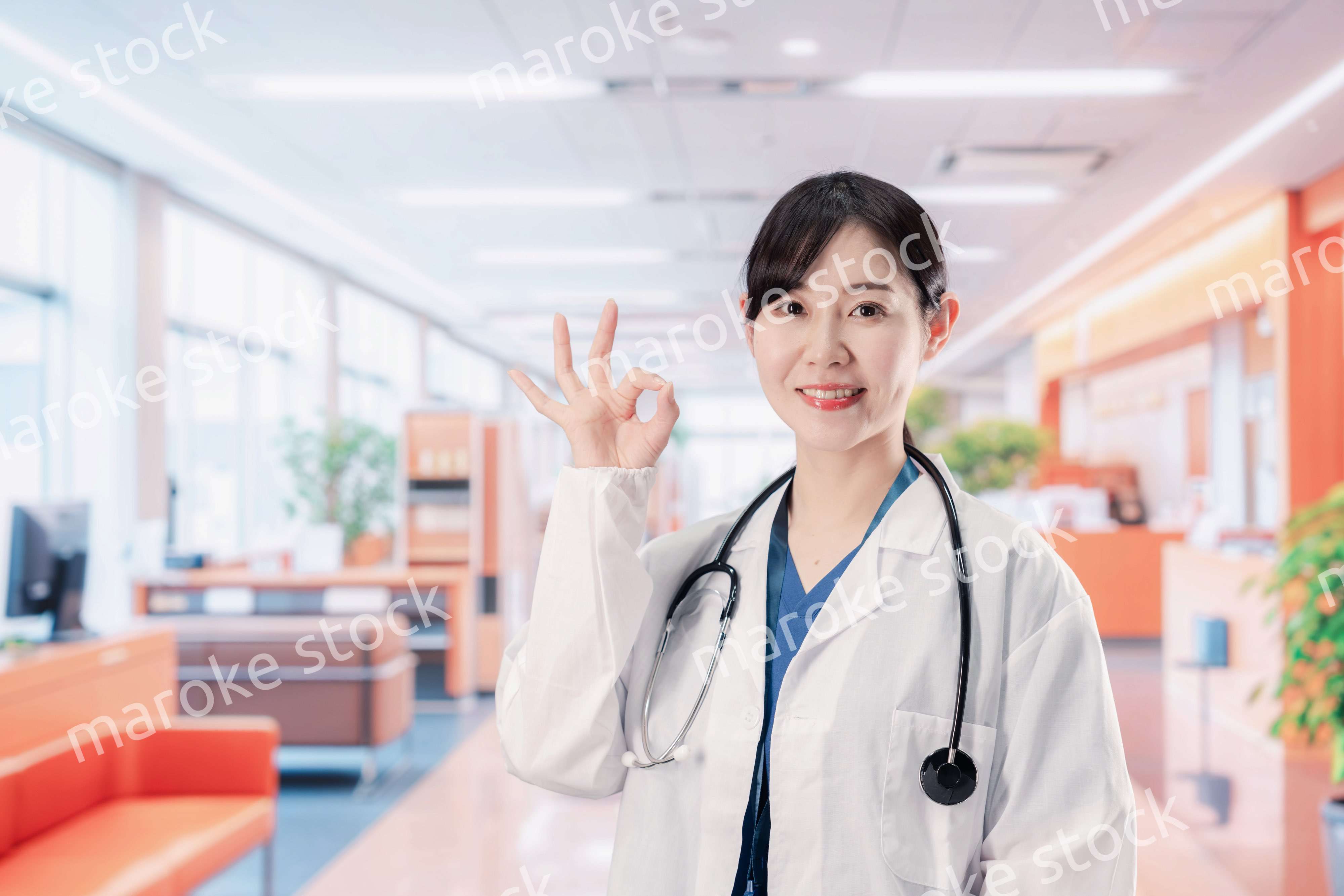 病院で勤務する笑顔の女性ドクター