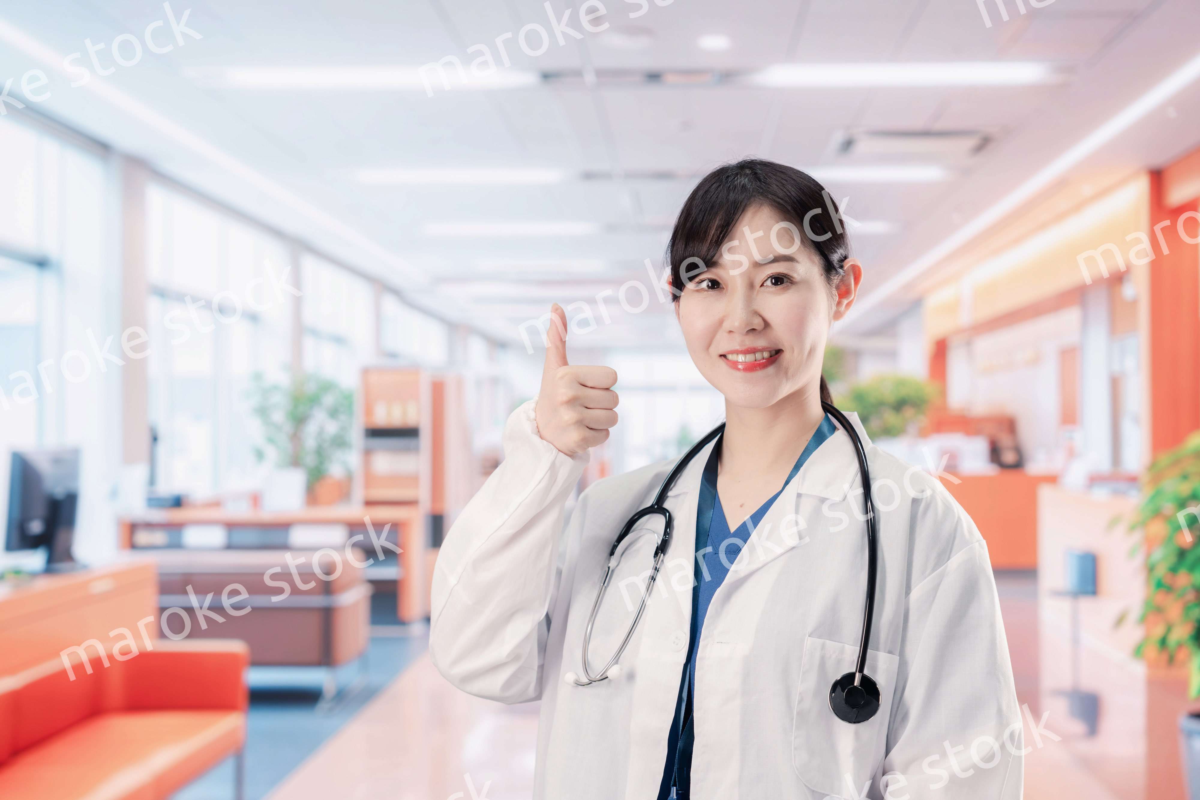 病院で勤務する笑顔の女性ドクター