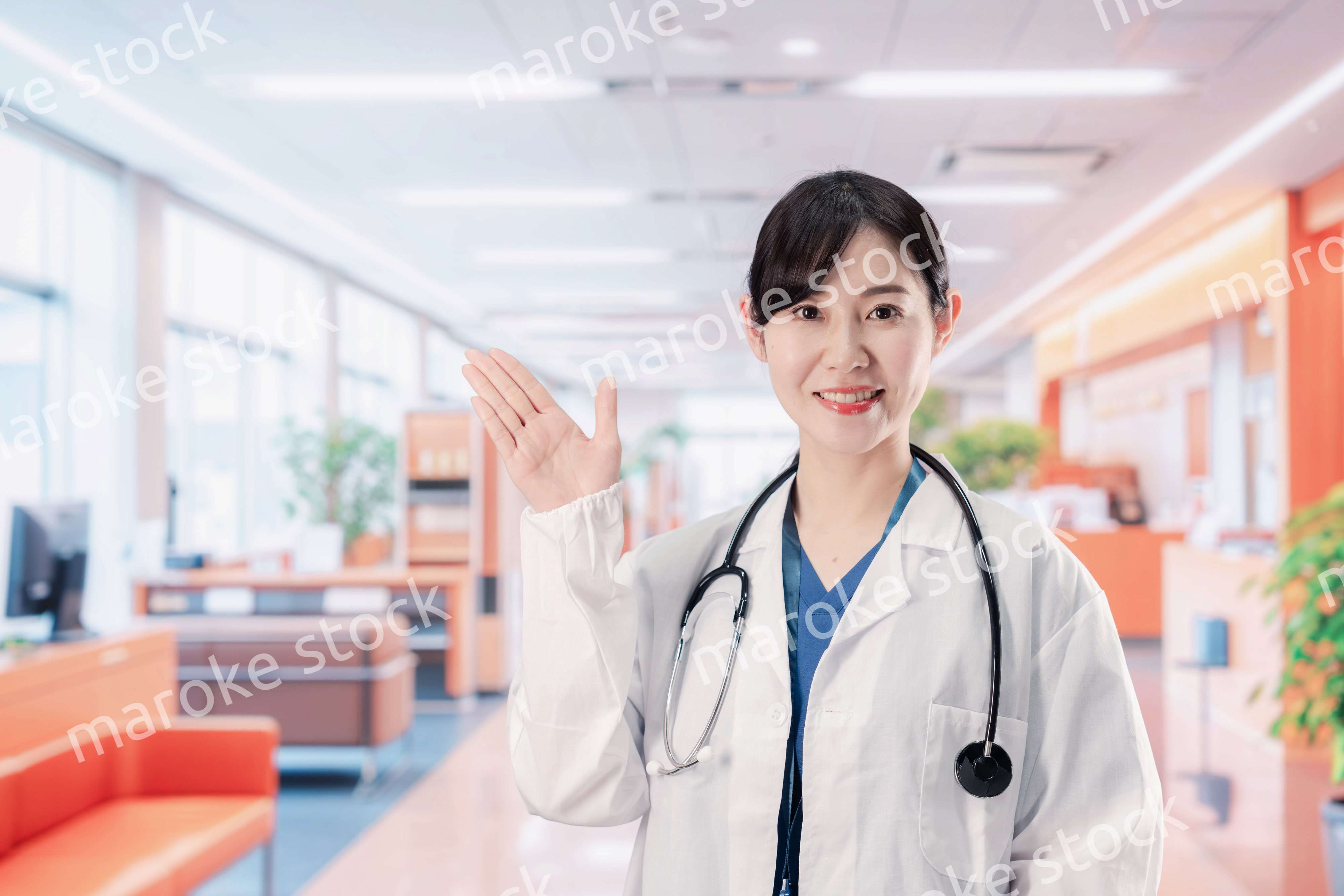 病院で勤務する笑顔の女性ドクター