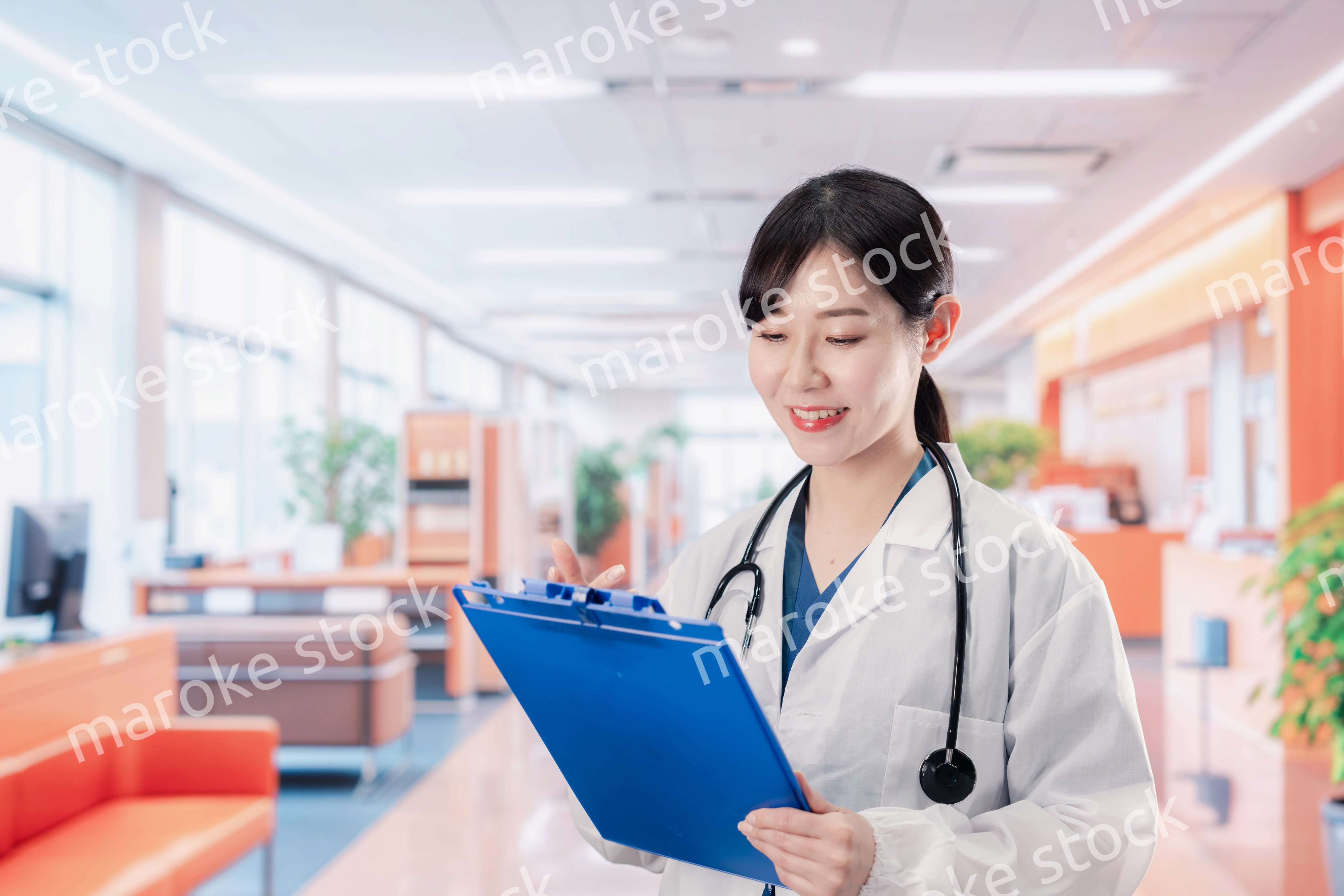 病院で勤務する笑顔の女性ドクター