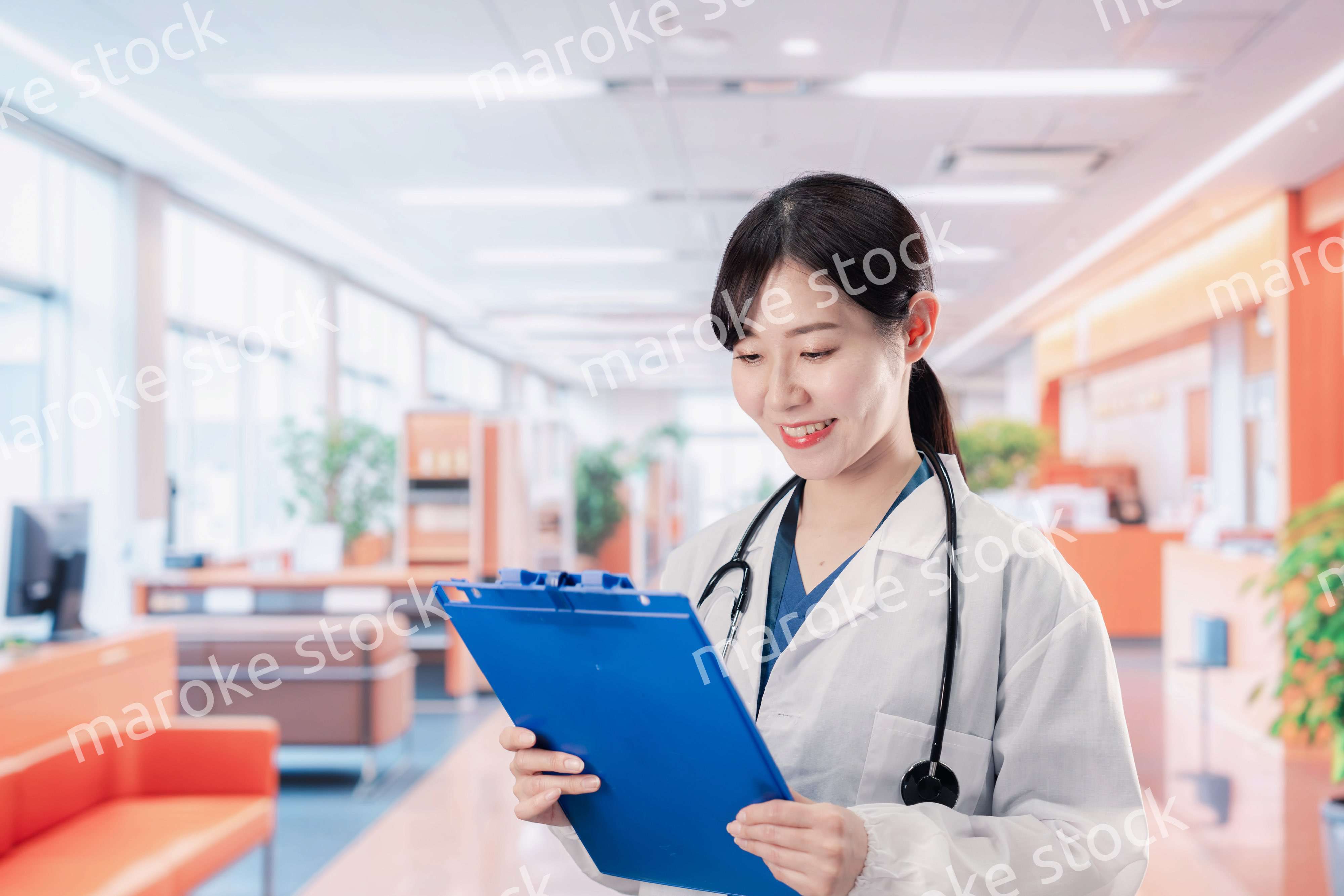 病院で勤務する笑顔の女性ドクター